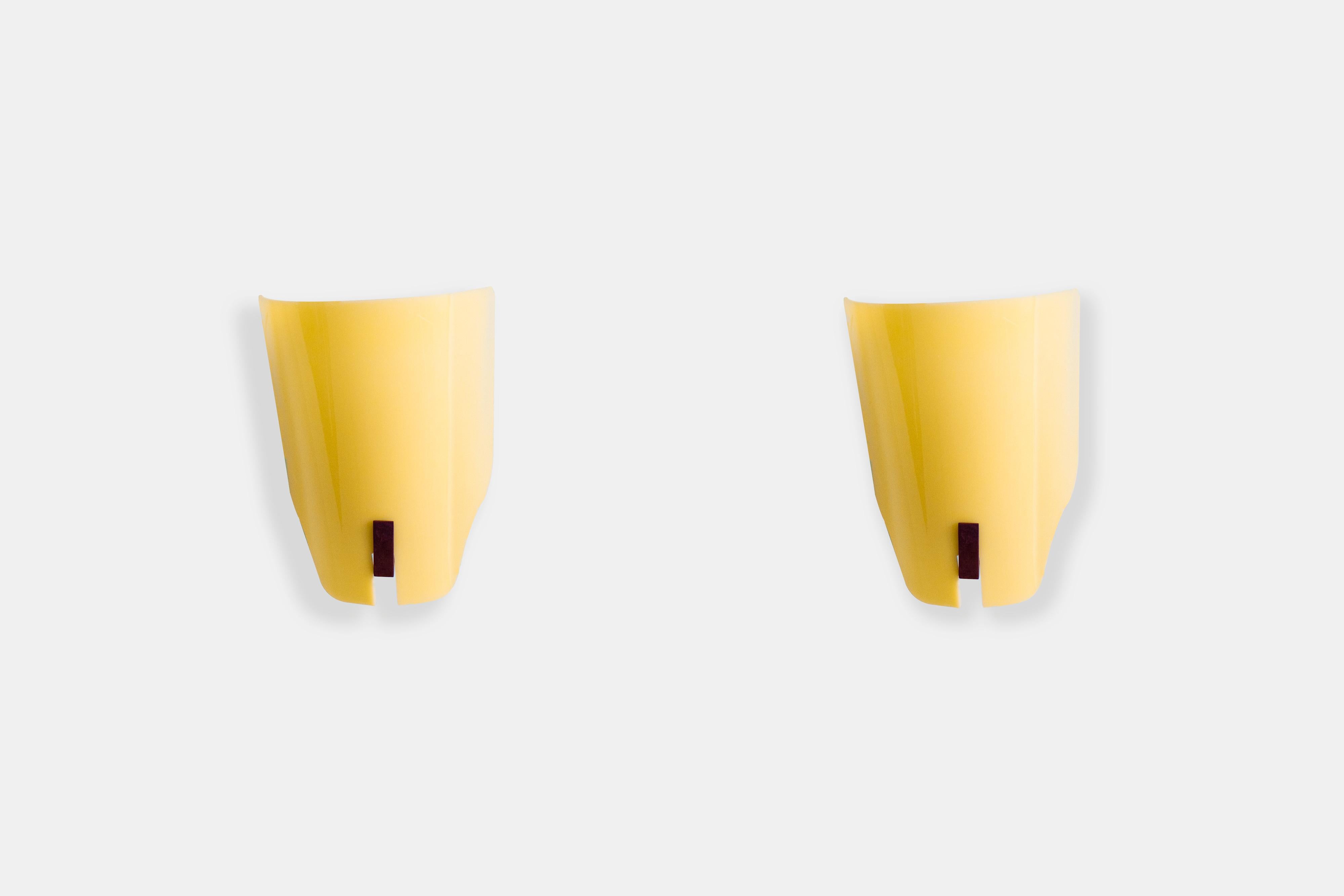 1950's Gino Sarfatti Arteluce Pair of Wall Lights Sconces Appliques Metacrylate In Good Condition For Sale In Milano, IT