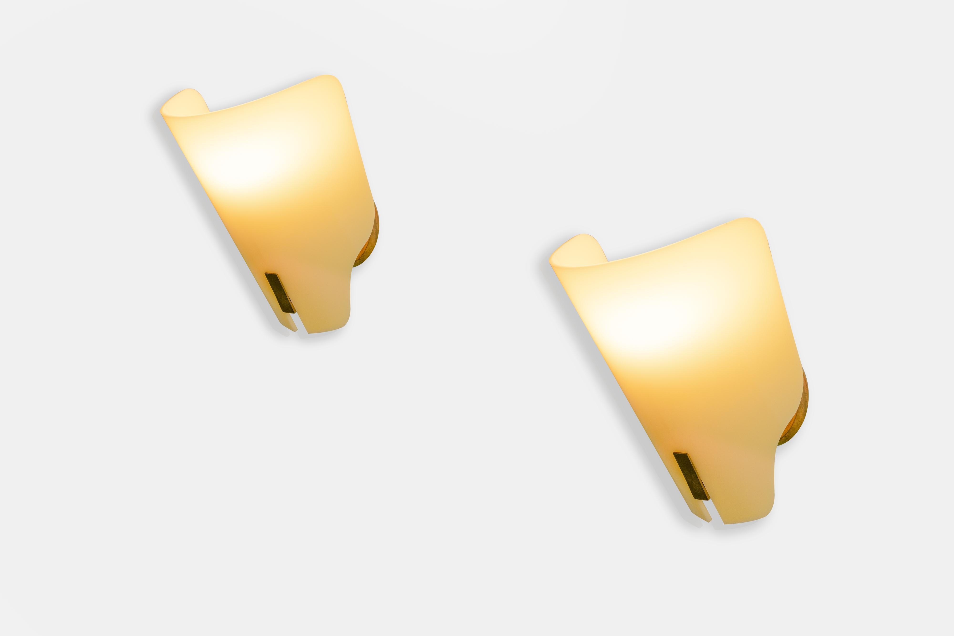 Metal 1950's Gino Sarfatti Arteluce Pair of Wall Lights Sconces Appliques Metacrylate For Sale