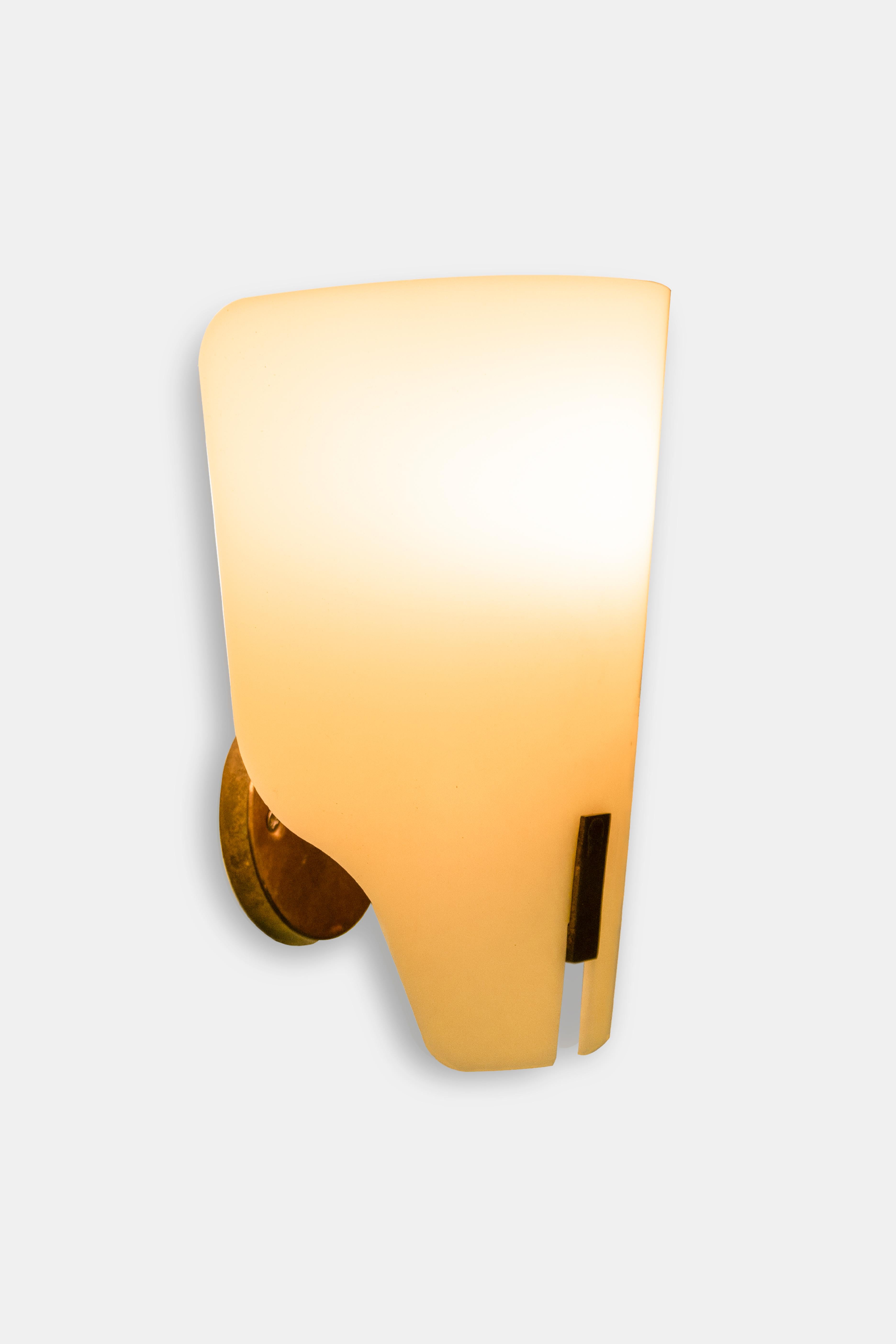 1950's Gino Sarfatti Arteluce Pair of Wall Lights Sconces Appliques Metacrylate For Sale 1