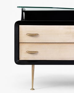 Cassettiera in legno laccato nero, vetro, pergamena e ottone, intorno al 1940