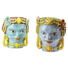 Par de cabezas de Catagirone de cerámica esmaltada y pintada al estilo siciliano, hacia 1950, Italia