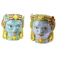 Par de cabezas de Catagirone de cerámica esmaltada y pintada al estilo siciliano, hacia 1950, Italia