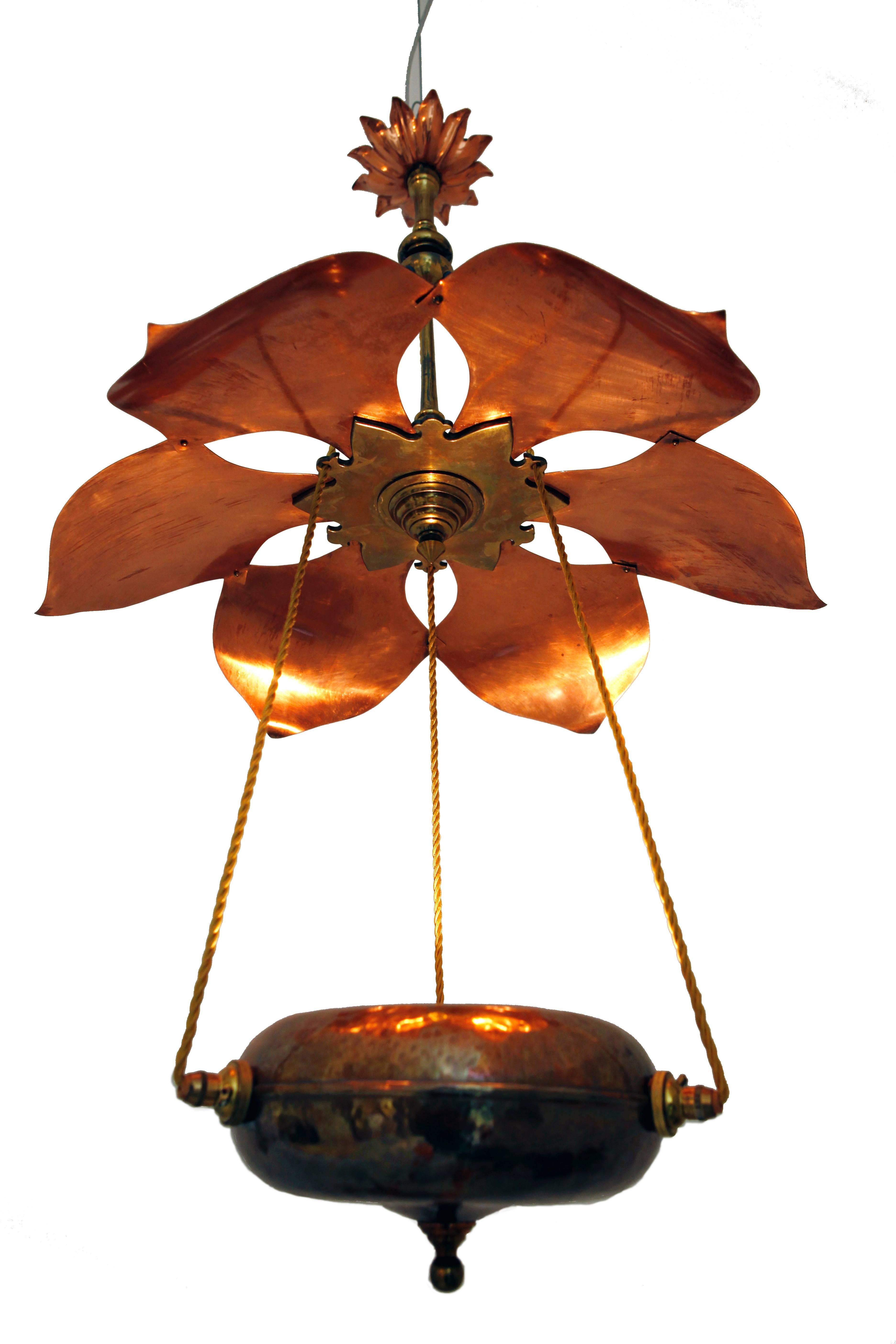 Chandelier in copper hammered and brass by William BENSON (1862-1924),
Hanging lamp constituted a receptacle of petals of flower in copper using reflector
  
England, circa 1900