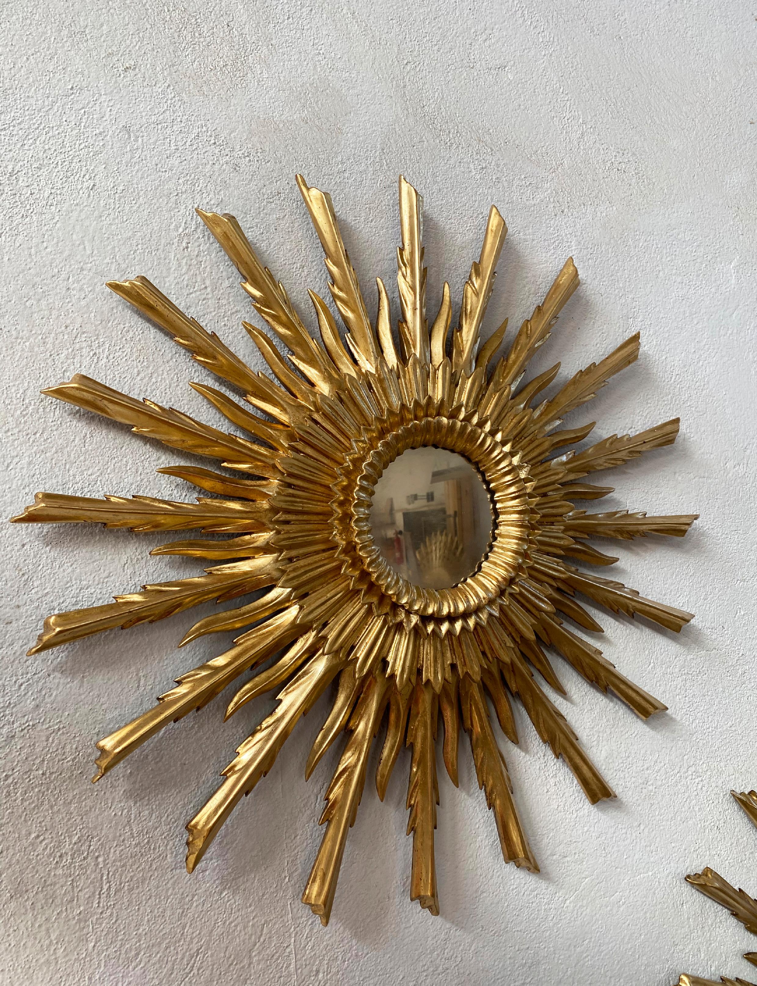 Mid 20th Century Style Sunburst Carved Golden Mirror In Good Condition For Sale In LA CELLERA DE TER, ES