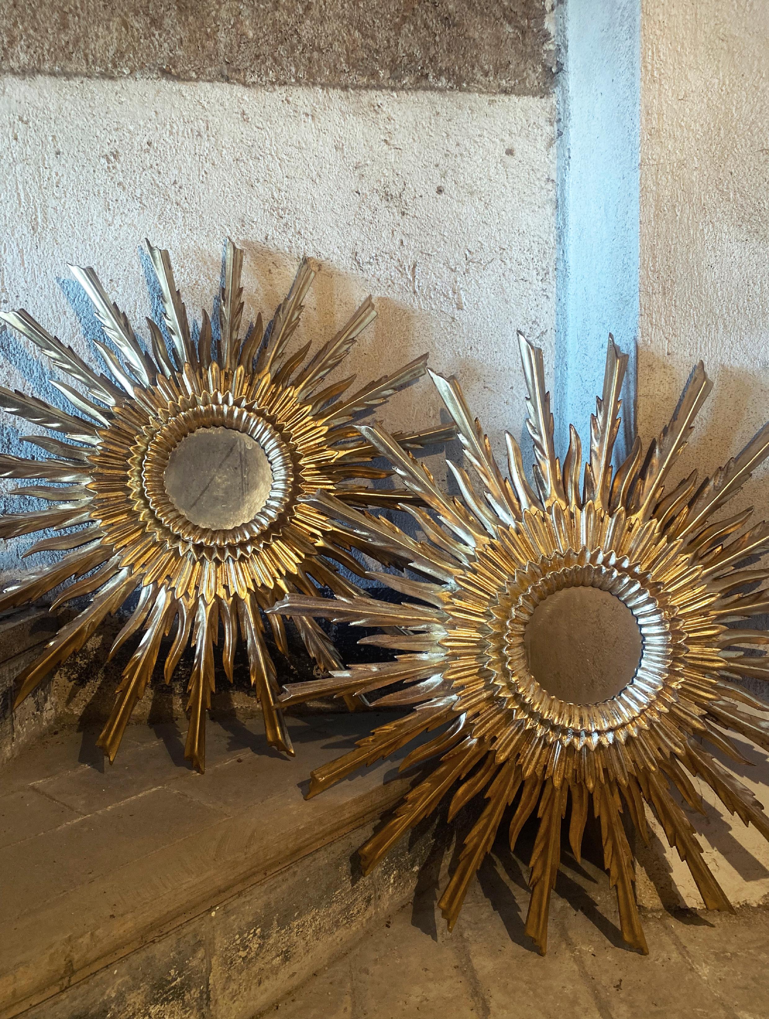 Mid 20th Century Style Sunburst Carved Golden Mirror For Sale 2