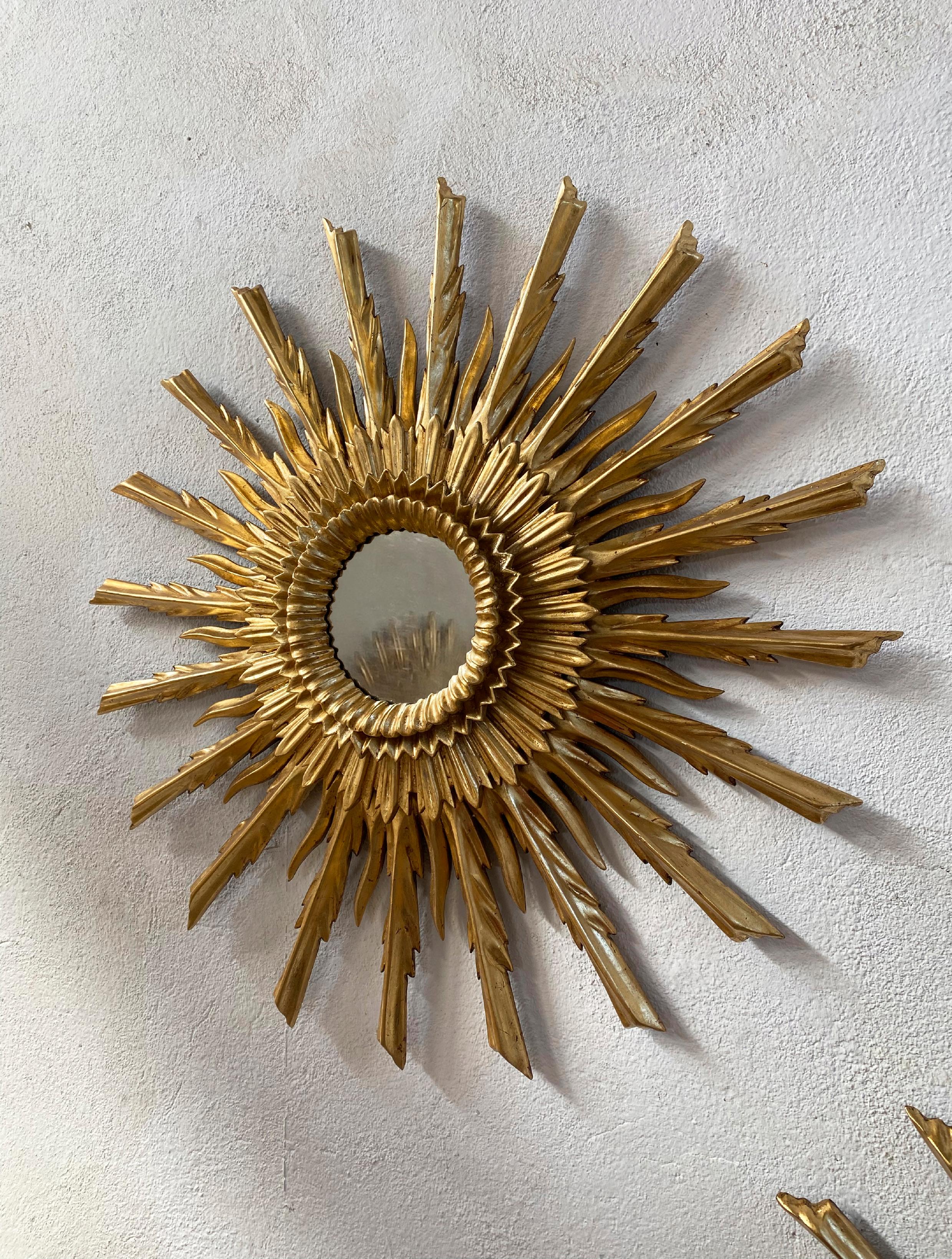 Pair of Mid 20th Century Style Sunburst Carved Golden Mirrors In Good Condition For Sale In LA CELLERA DE TER, ES
