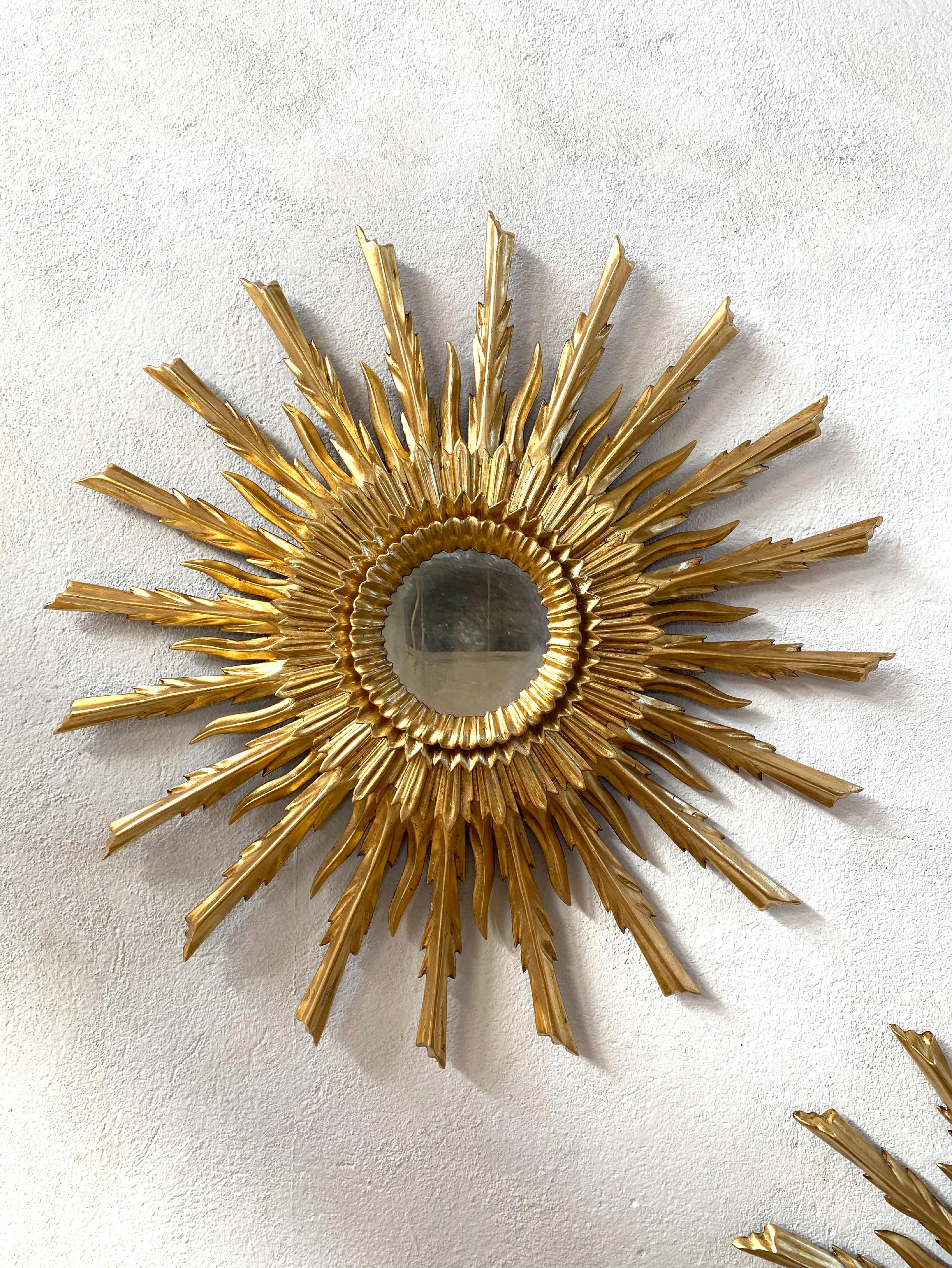 Pair of Mid 20th Century Style Sunburst Carved Golden Mirrors For Sale 4