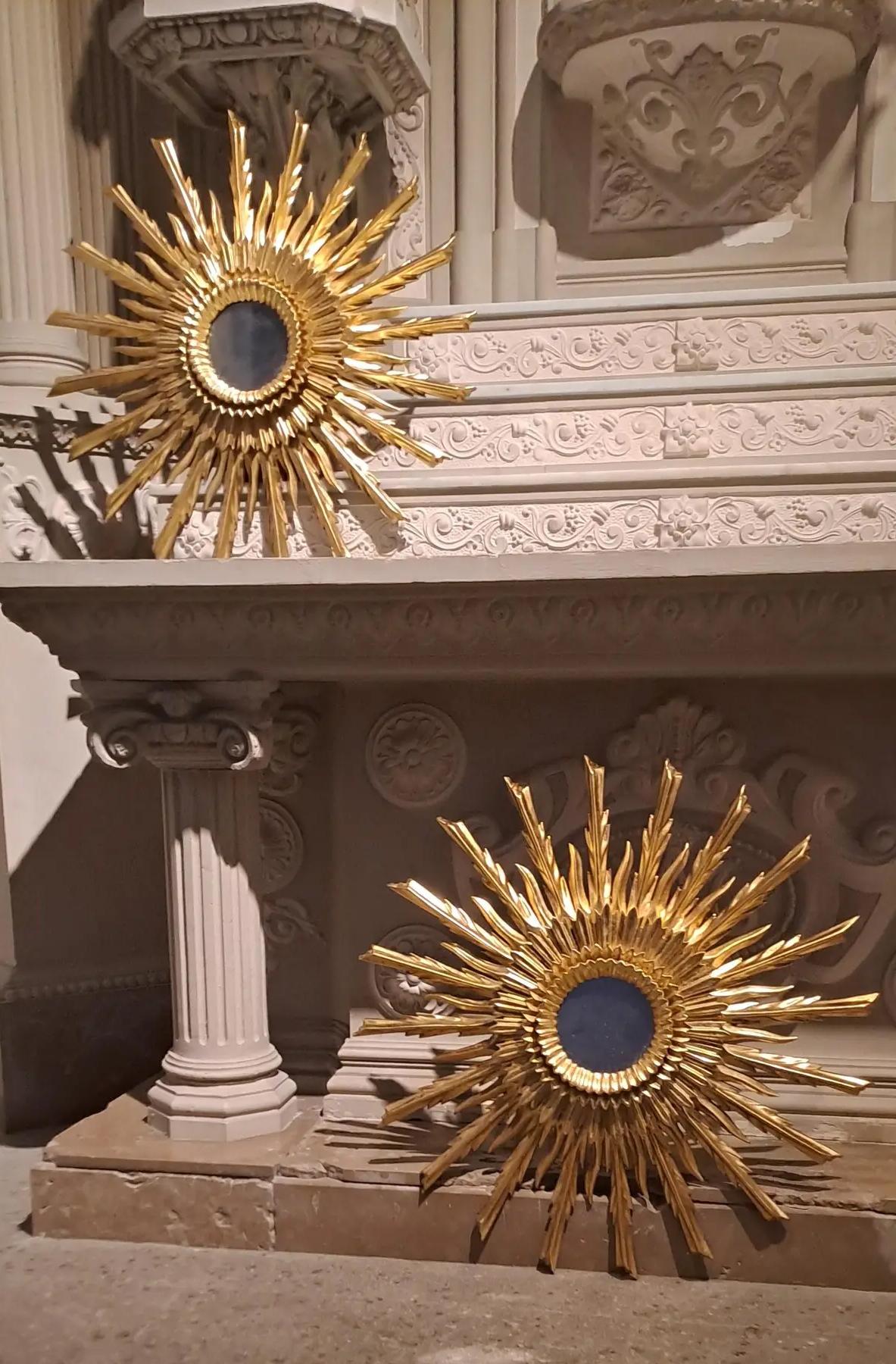 Pair of Mid 20th Century Style Sunburst Carved Golden Mirrors For Sale 6