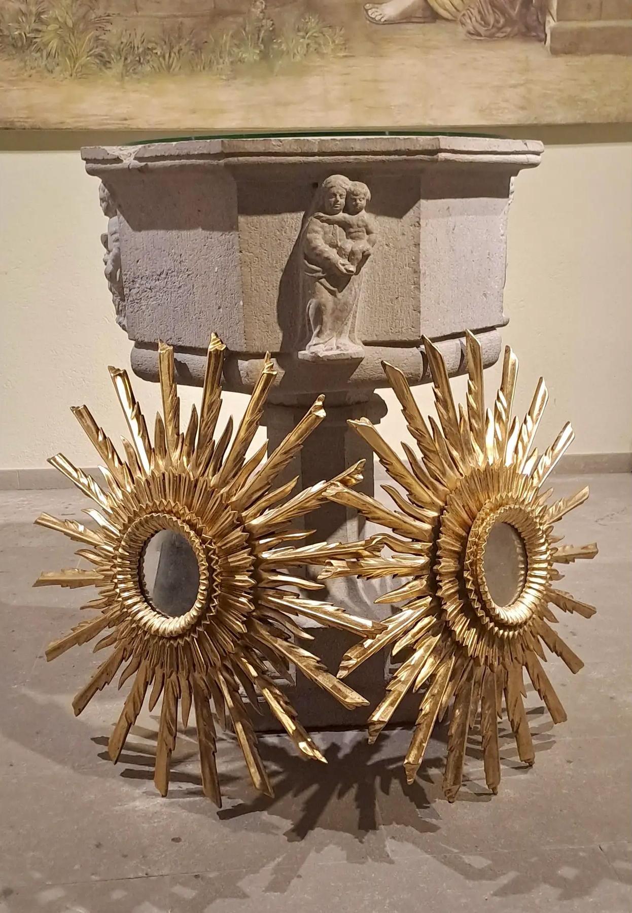 Pair of Mid 20th Century Style Sunburst Carved Golden Mirrors For Sale 5