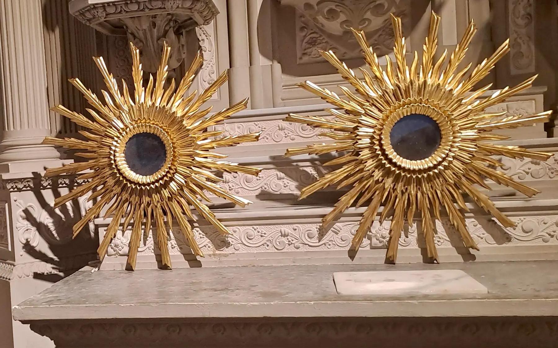 Pair of Mid 20th Century Style Sunburst Carved Golden Mirrors For Sale 7