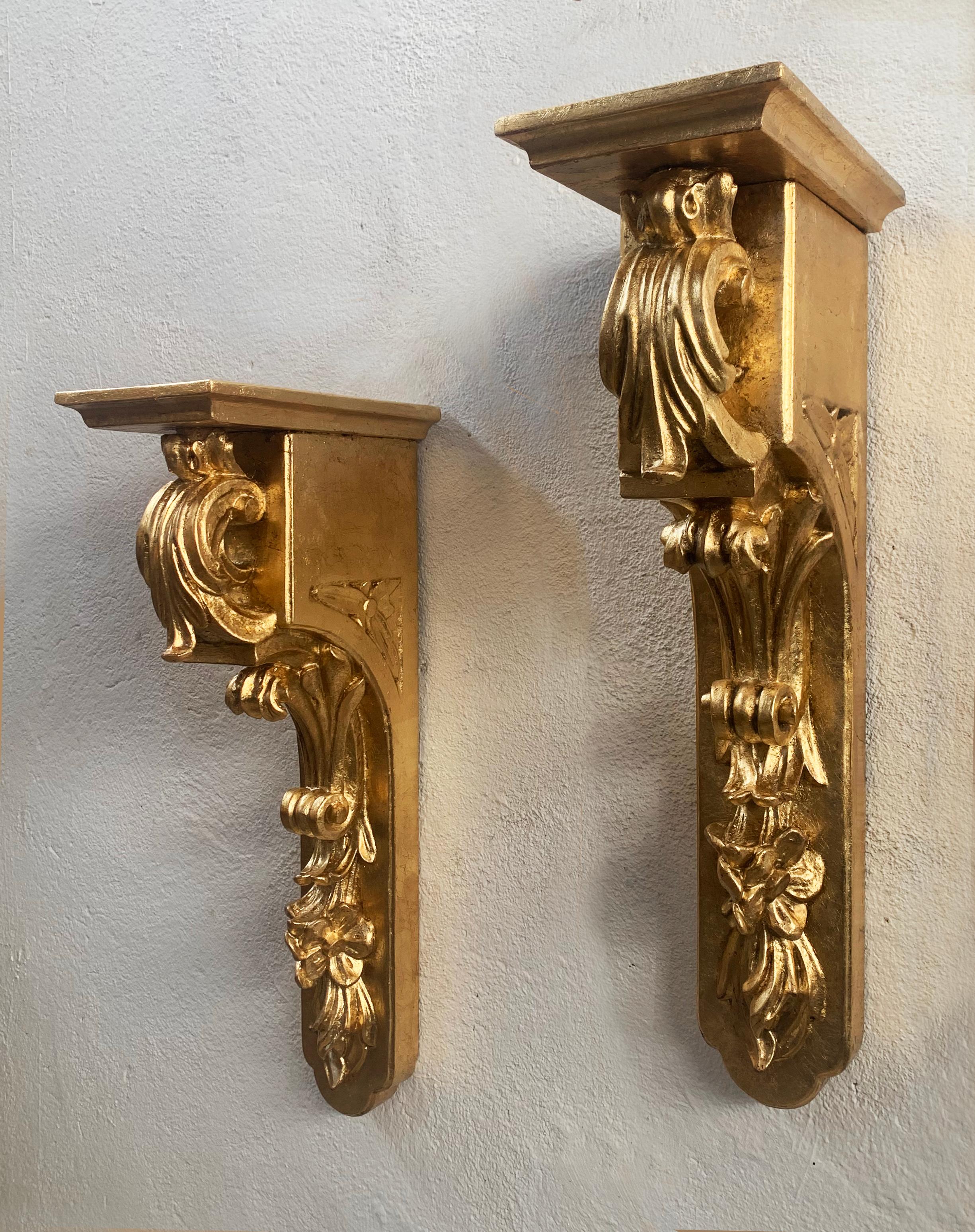 Incredibile coppia di mensole intagliate a mano, realizzate in legno di betulla e rifinite con una foglia d'oro.

Dimensioni della staffa:

21,26 in/54 cm di altezza x 3,93 in/10 cm di larghezza x 8,85 in/22,5 cm di profondità.

Dimensione della