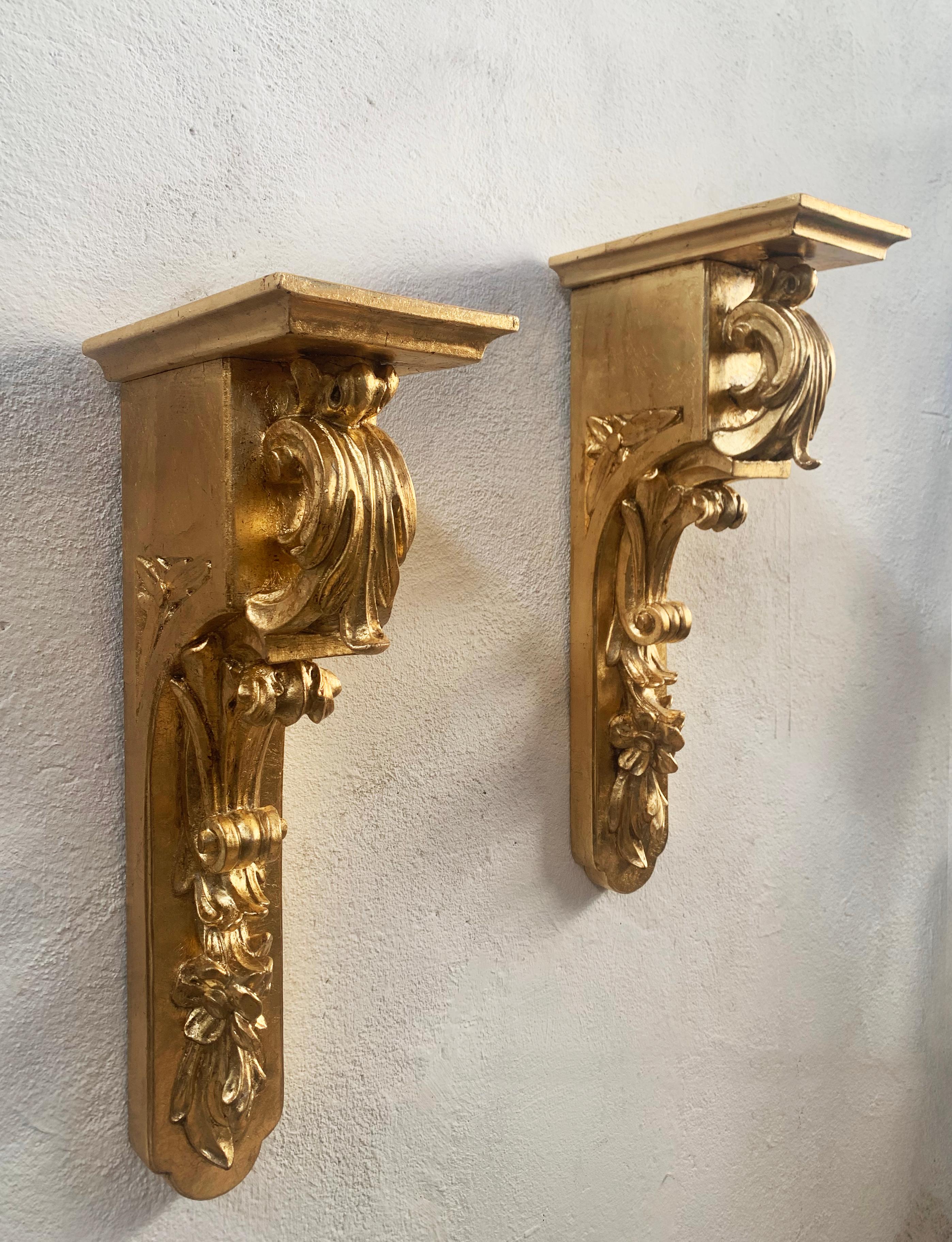 Barocco Staffe da parete in legno dorato intagliato a mano della fine del XIX secolo, una coppia in vendita