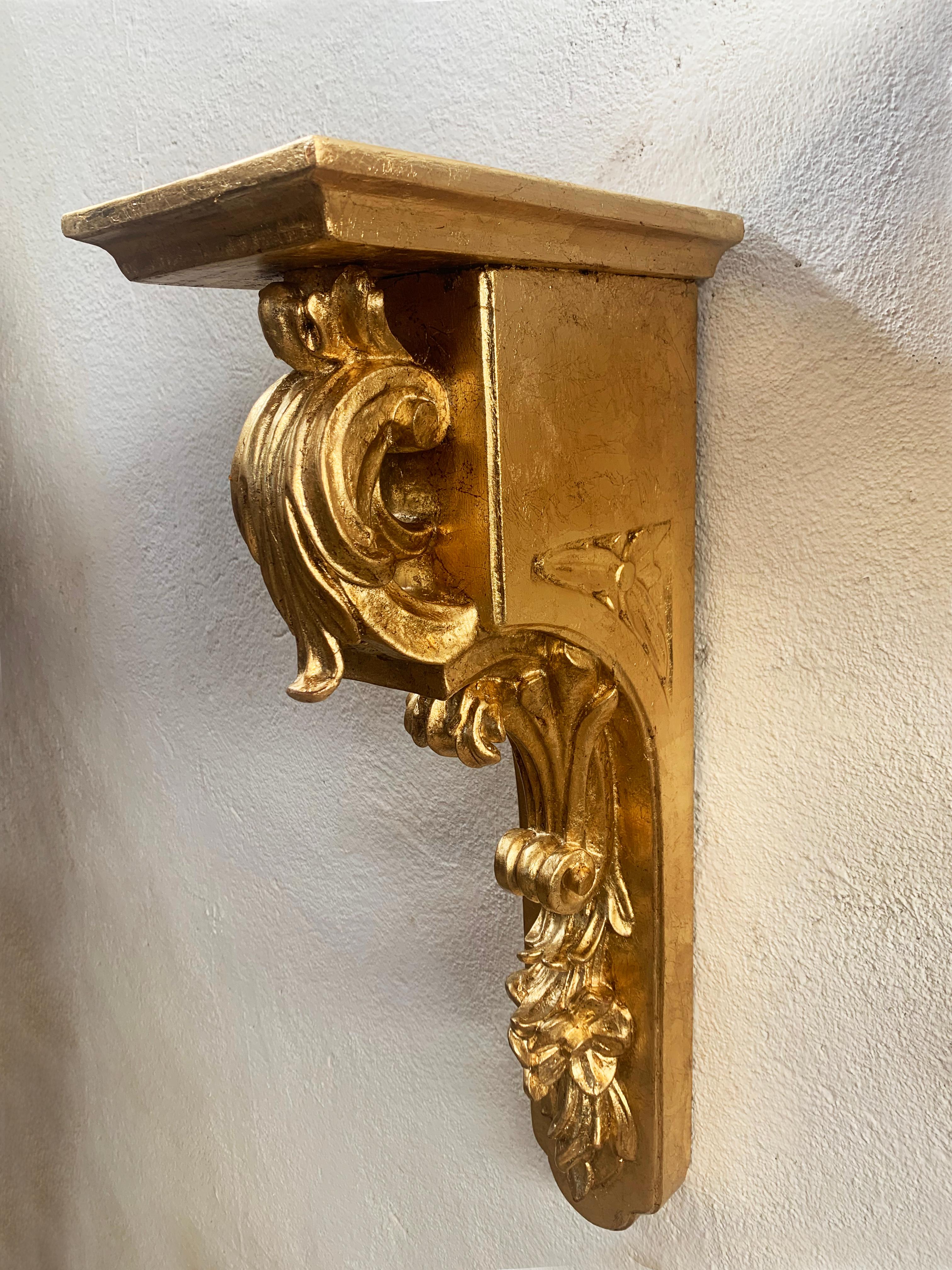 Staffe da parete in legno dorato intagliato a mano della fine del XIX secolo, una coppia In condizioni buone in vendita a LA CELLERA DE TER, ES