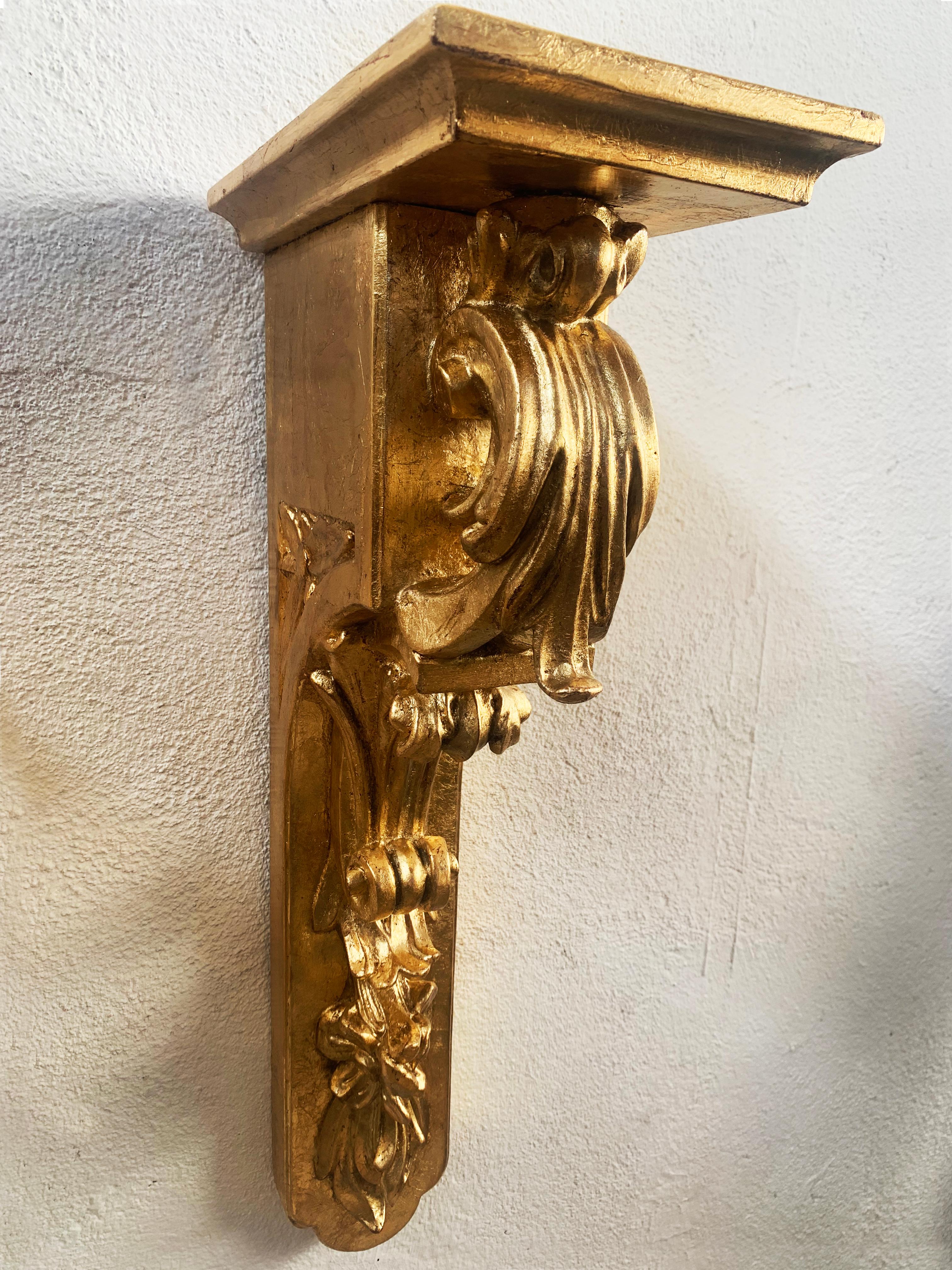 Intagliato a mano Staffe da parete in legno dorato intagliato a mano della fine del XIX secolo, una coppia in vendita