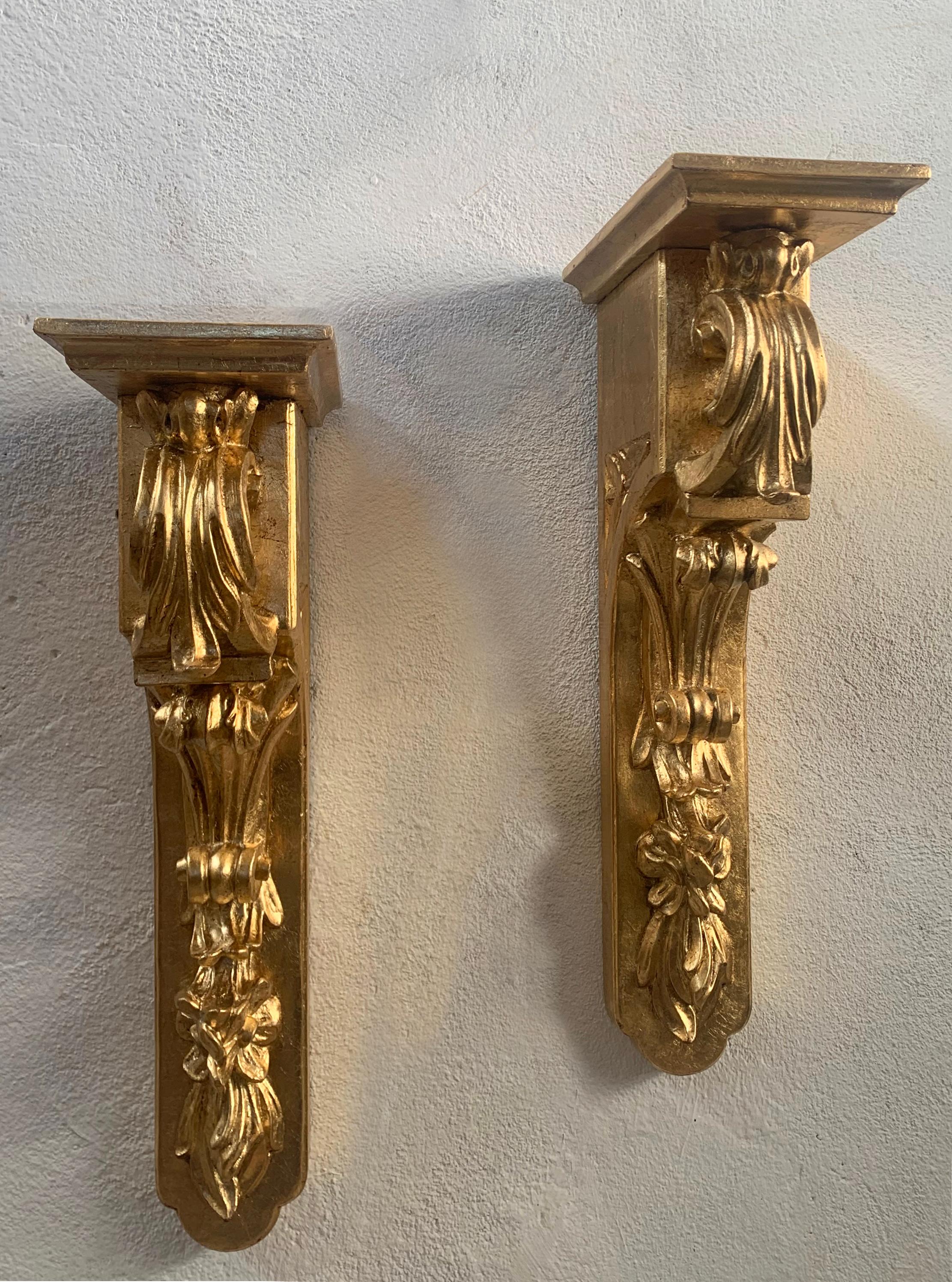 Foglia d’oro Staffe da parete in legno dorato intagliato a mano della fine del XIX secolo, una coppia in vendita