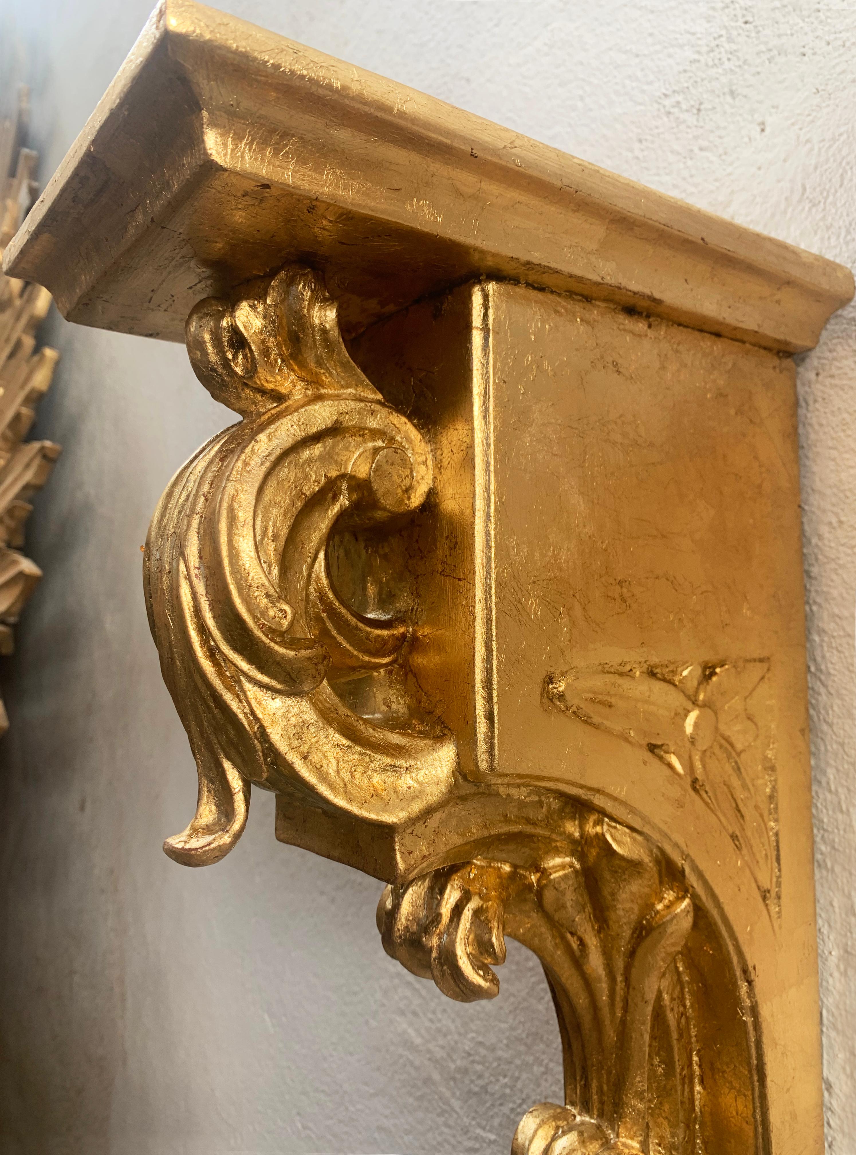 Staffe da parete in legno dorato intagliato a mano della fine del XIX secolo, una coppia in vendita 2