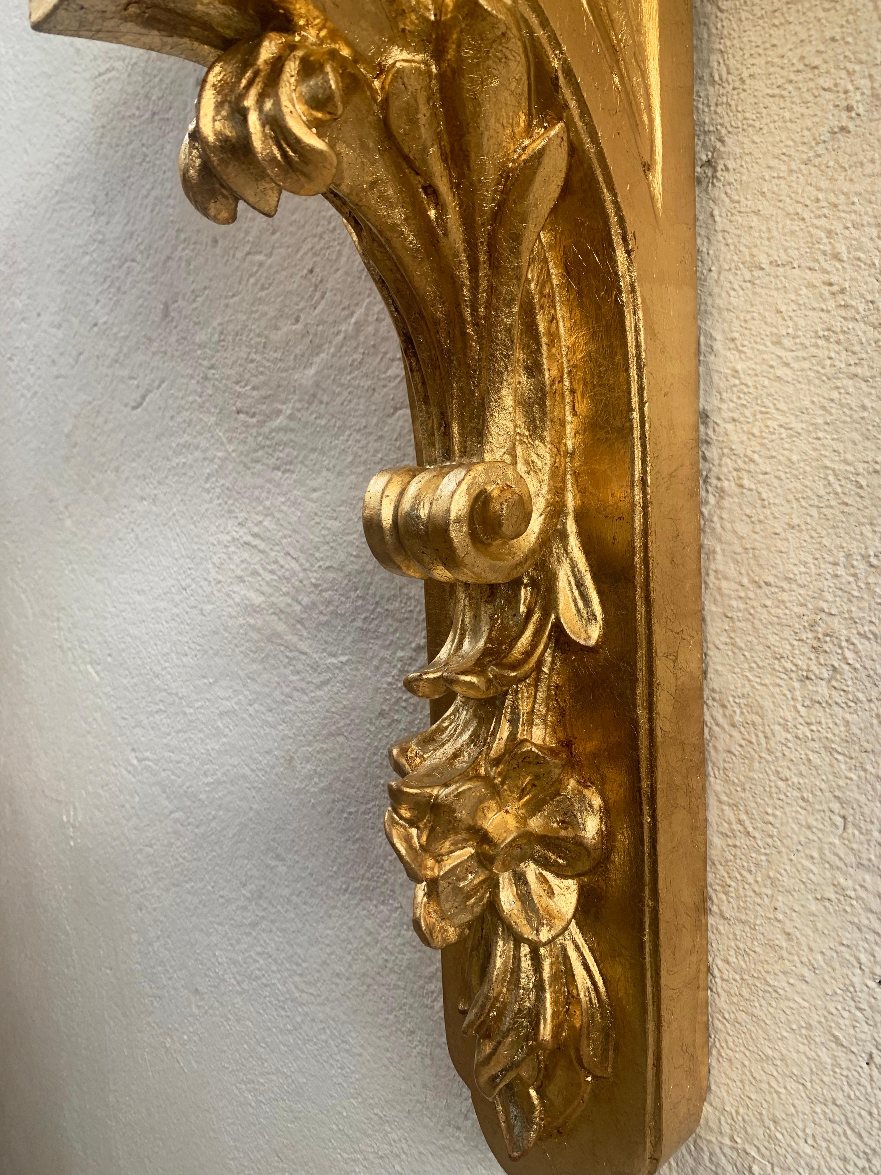 Staffe da parete in legno dorato intagliato a mano della fine del XIX secolo, una coppia in vendita 1