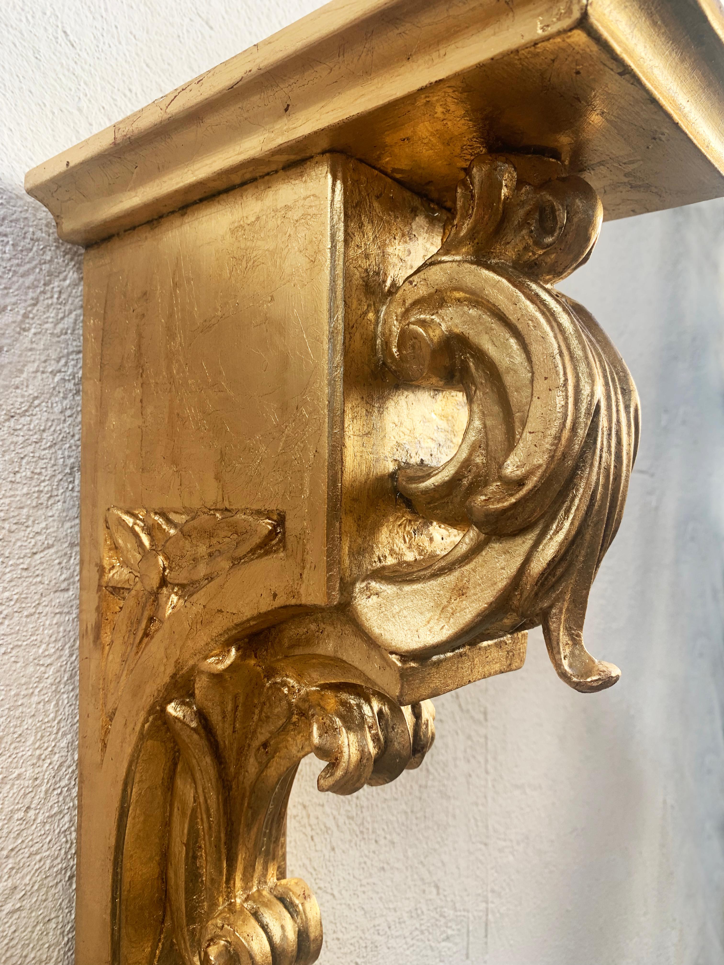 Staffe da parete in legno dorato intagliato a mano della fine del XIX secolo, una coppia in vendita 4