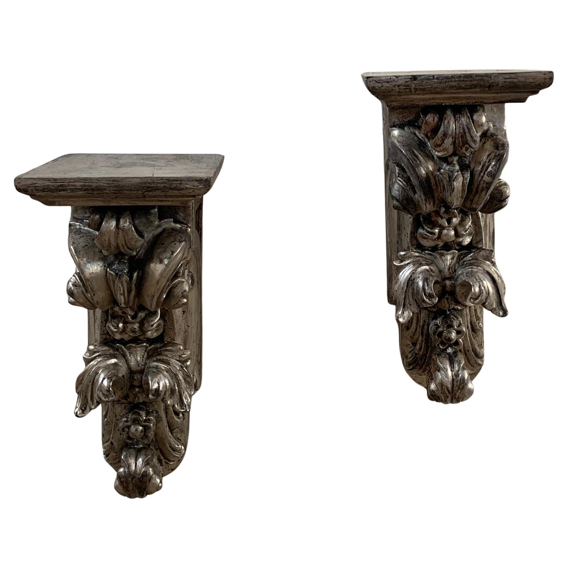 Staffe da parete in legno d'argento intagliato a mano della fine del XIX secolo, una coppia