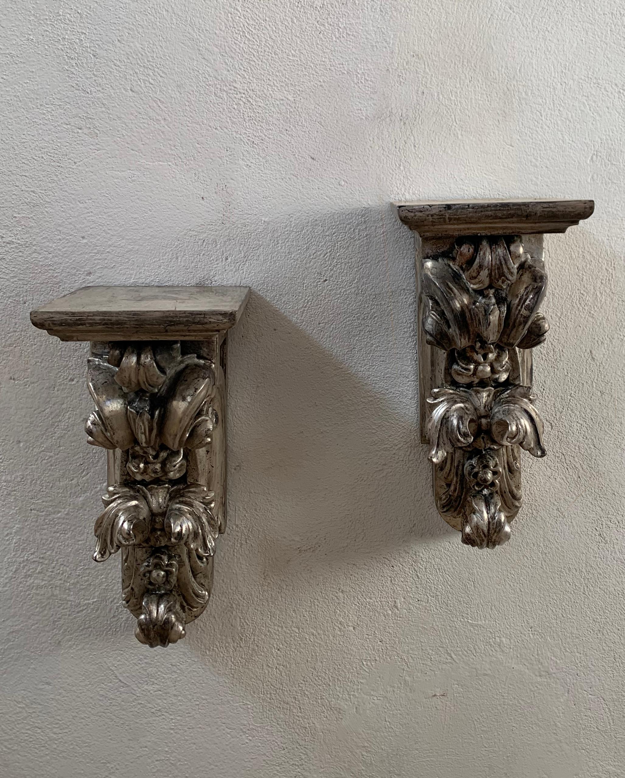 Incredibile coppia di mensole intagliate a mano, realizzate in legno di betulla e rifinite con foglie d'argento.

Dimensioni della staffa:

116 in/45,5 cm di altezza x 5,90 in/15 cm di larghezza x 8,60 in/22 cm di profondità.

Dimensione della base