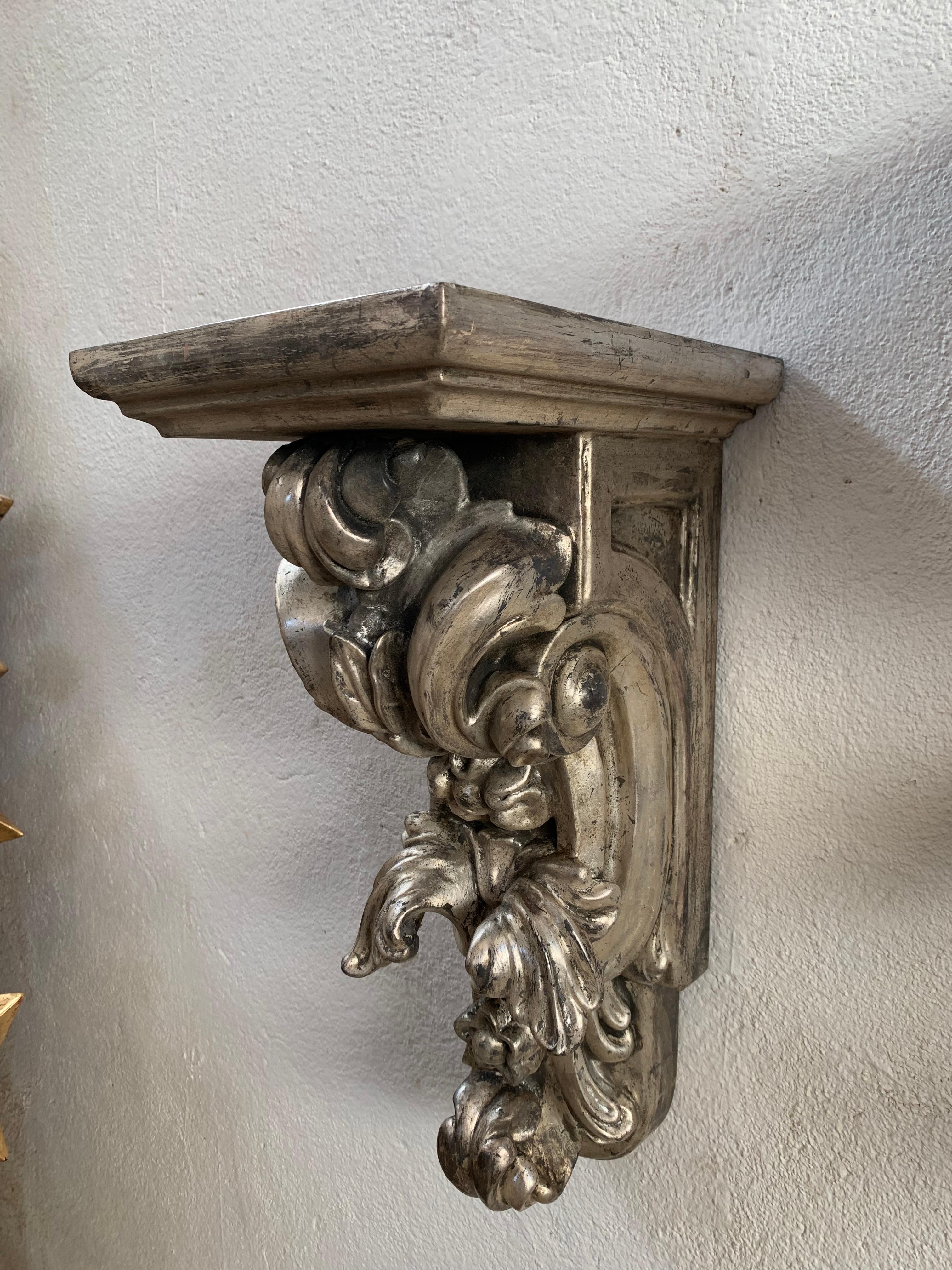 Barocco Staffe da parete in legno d'argento intagliato a mano della fine del XIX secolo, una coppia in vendita