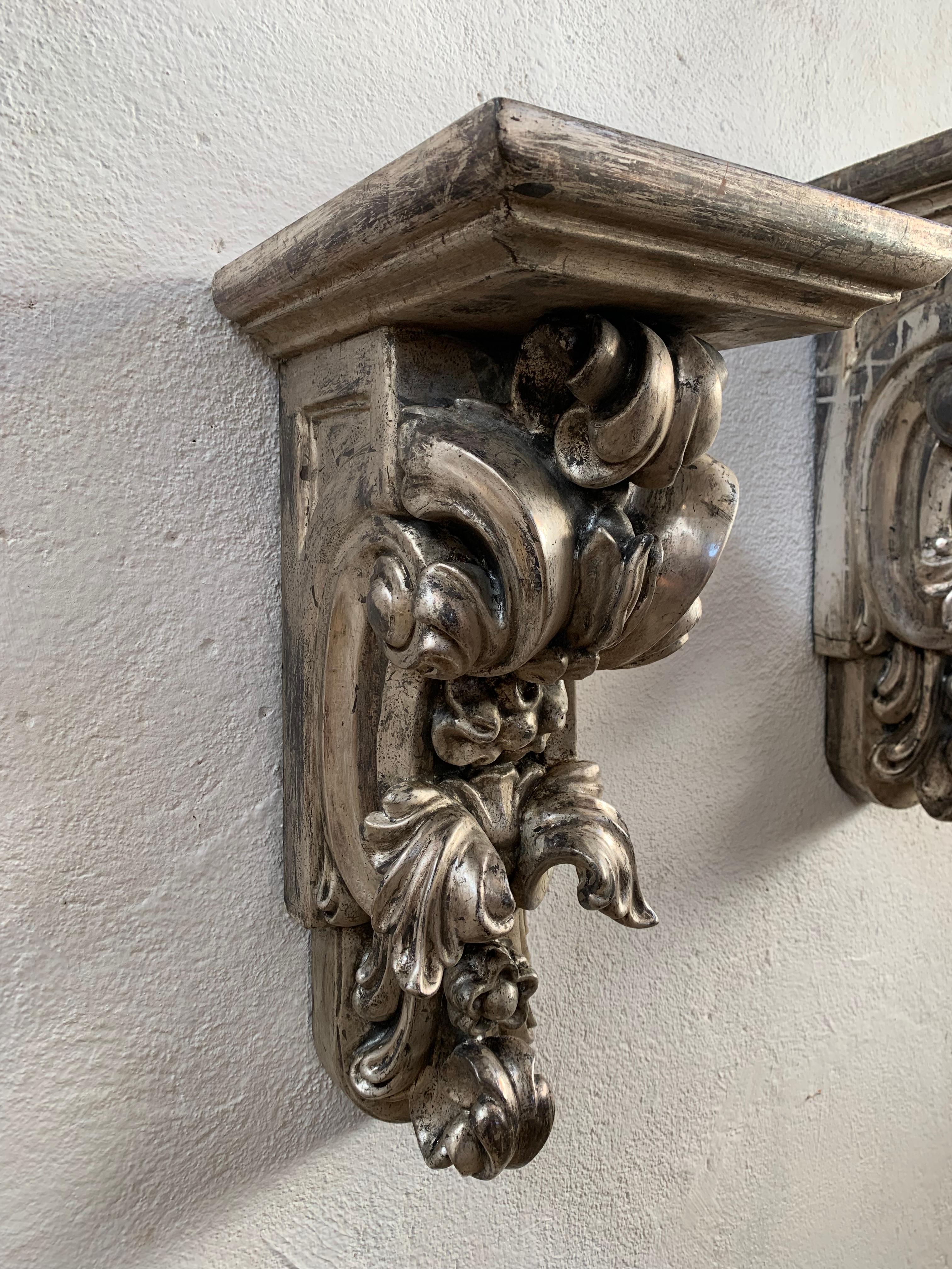 Spagnolo Staffe da parete in legno d'argento intagliato a mano della fine del XIX secolo, una coppia in vendita