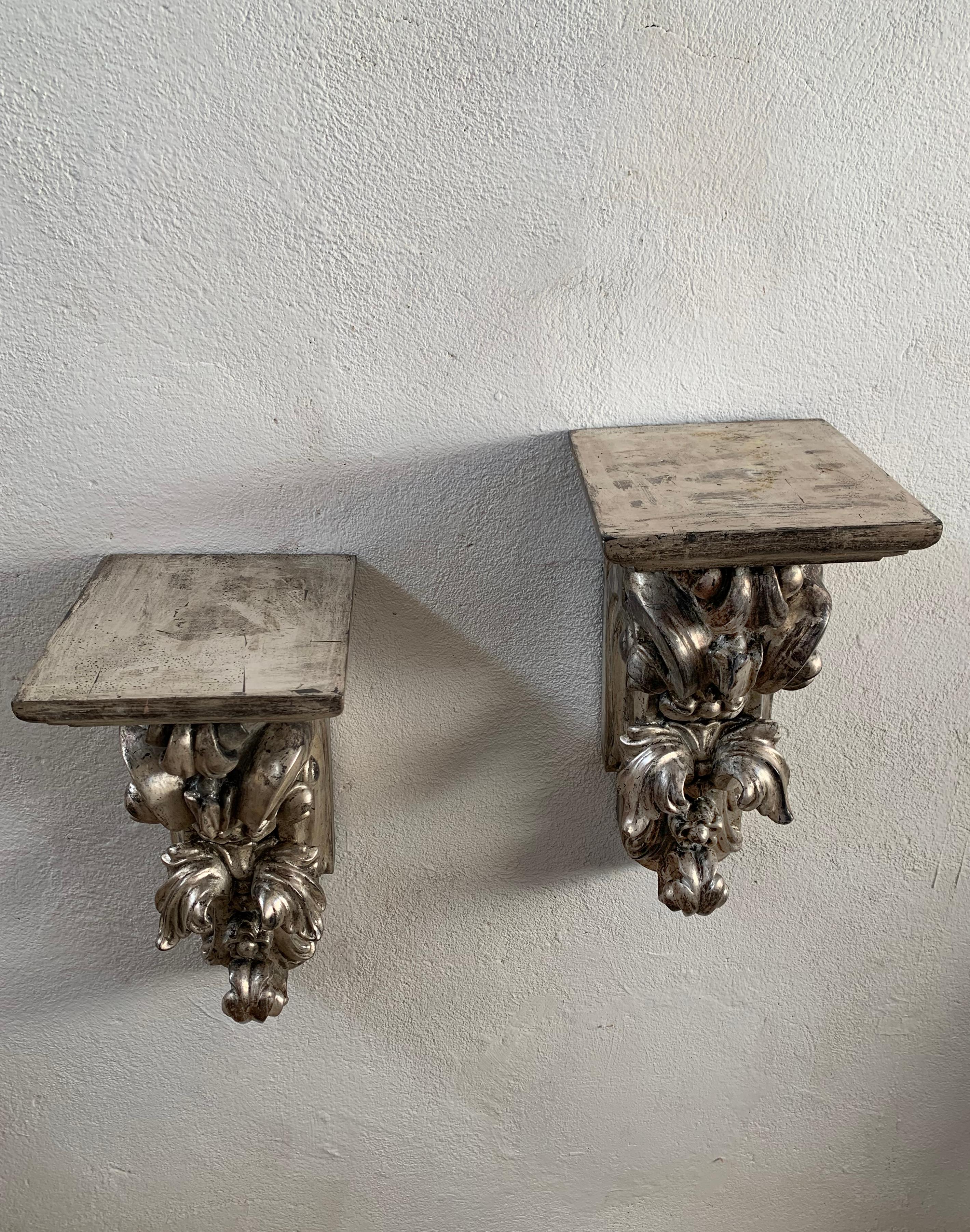 Gesso Staffe da parete in legno d'argento intagliato a mano della fine del XIX secolo, una coppia in vendita