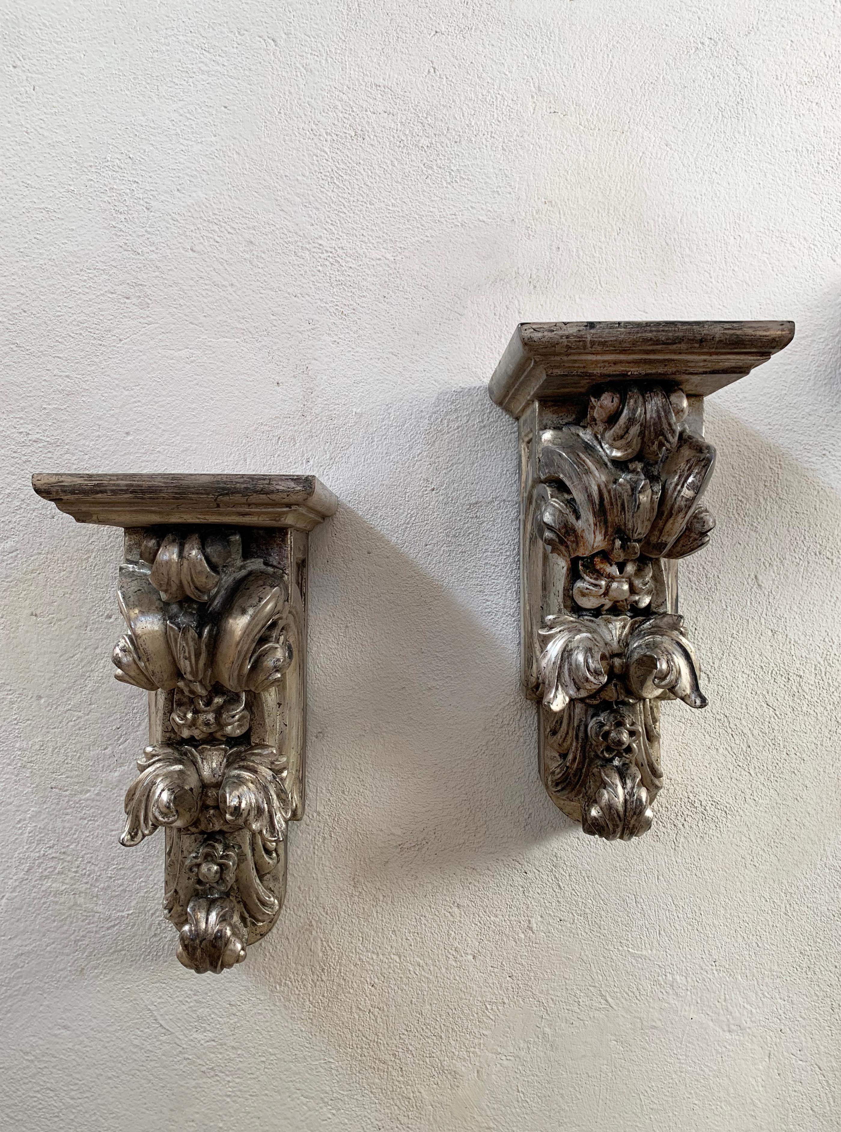 Staffe da parete in legno d'argento intagliato a mano della fine del XIX secolo, una coppia In condizioni buone in vendita a LA CELLERA DE TER, ES