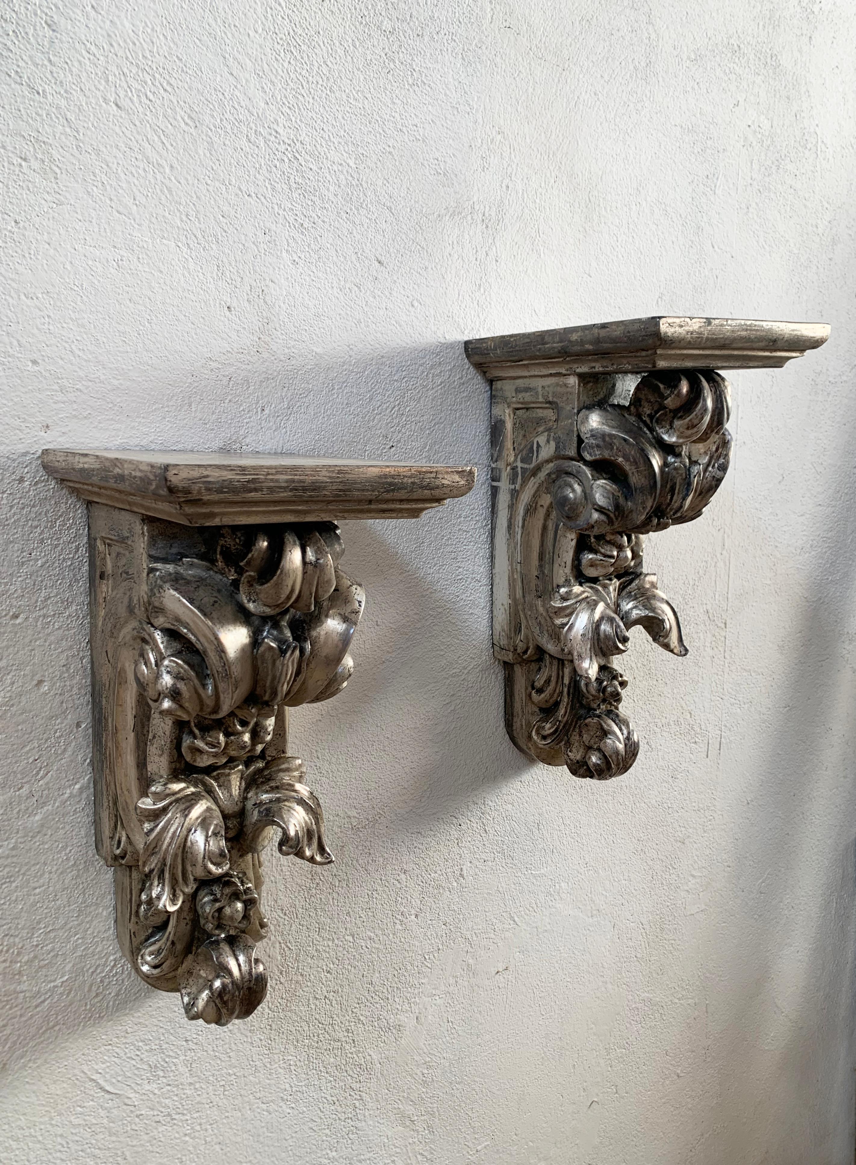 Staffe da parete in legno d'argento intagliato a mano della fine del XIX secolo, una coppia in vendita 1