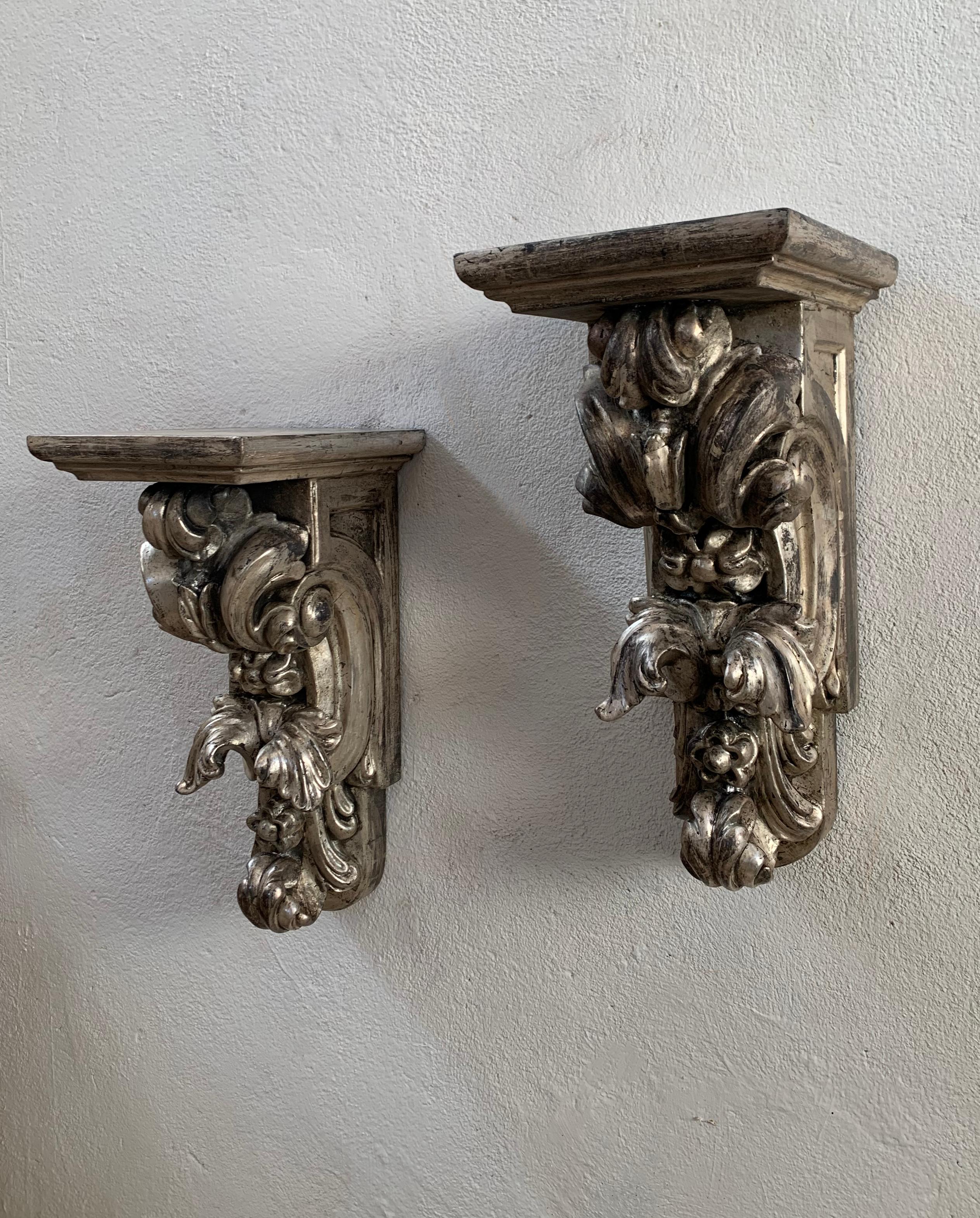 Staffe da parete in legno d'argento intagliato a mano della fine del XIX secolo, una coppia in vendita 2