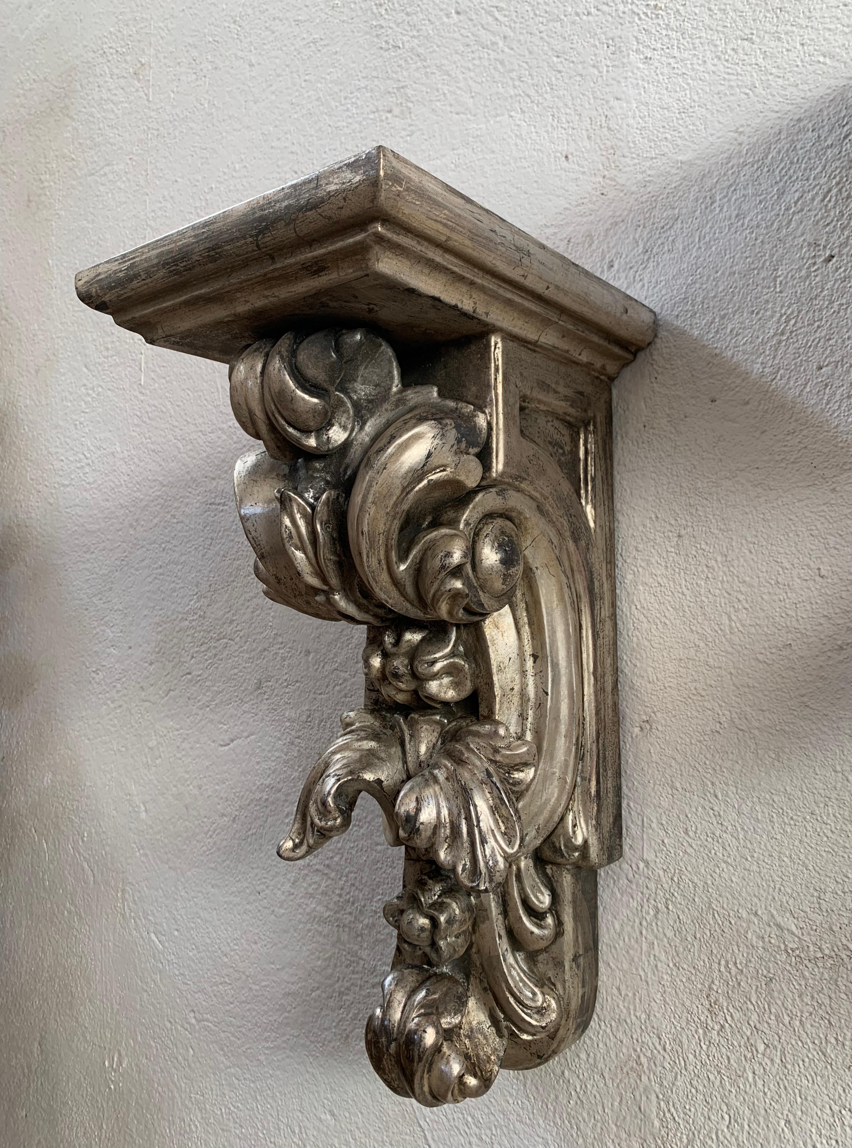 Staffe da parete in legno d'argento intagliato a mano della fine del XIX secolo, una coppia in vendita 3