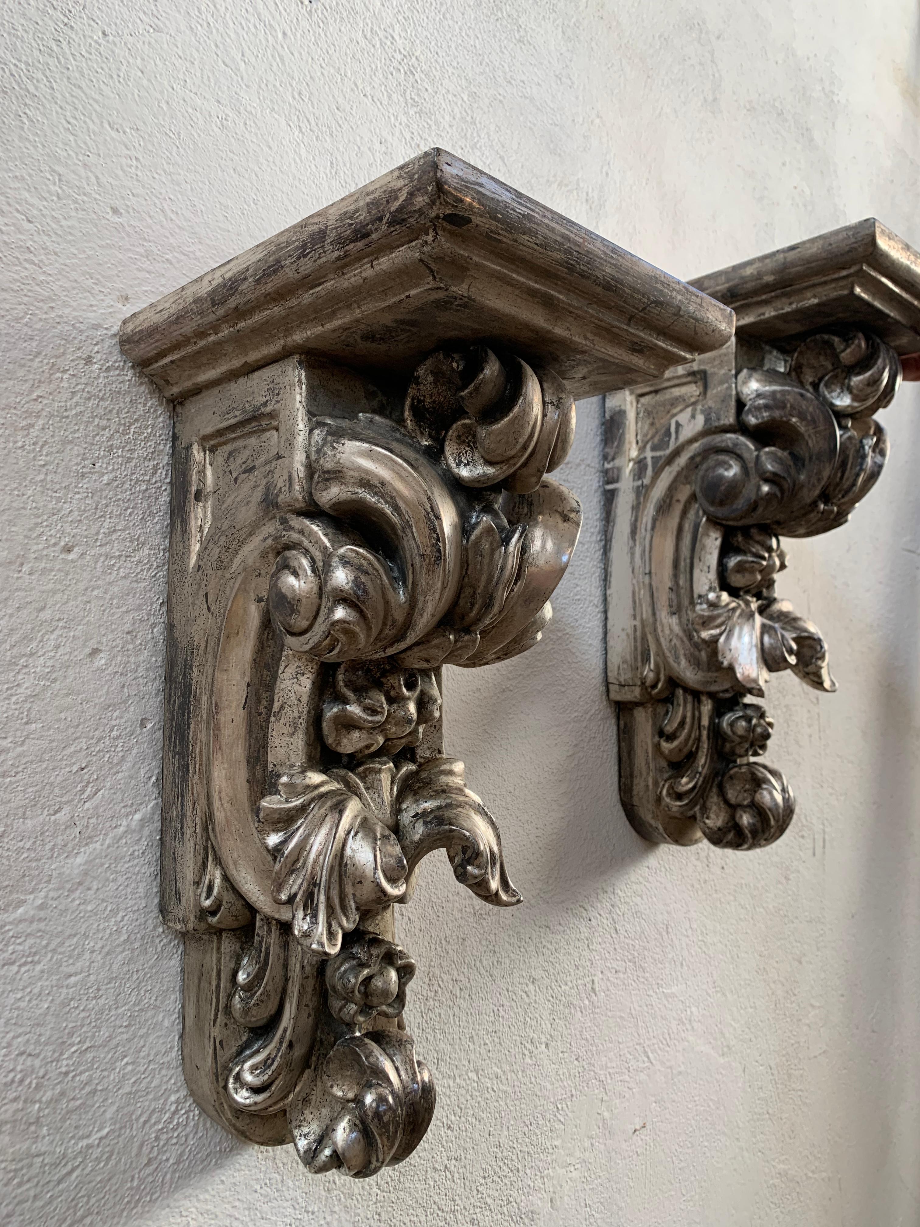 Staffe da parete in legno d'argento intagliato a mano della fine del XIX secolo, una coppia in vendita 4