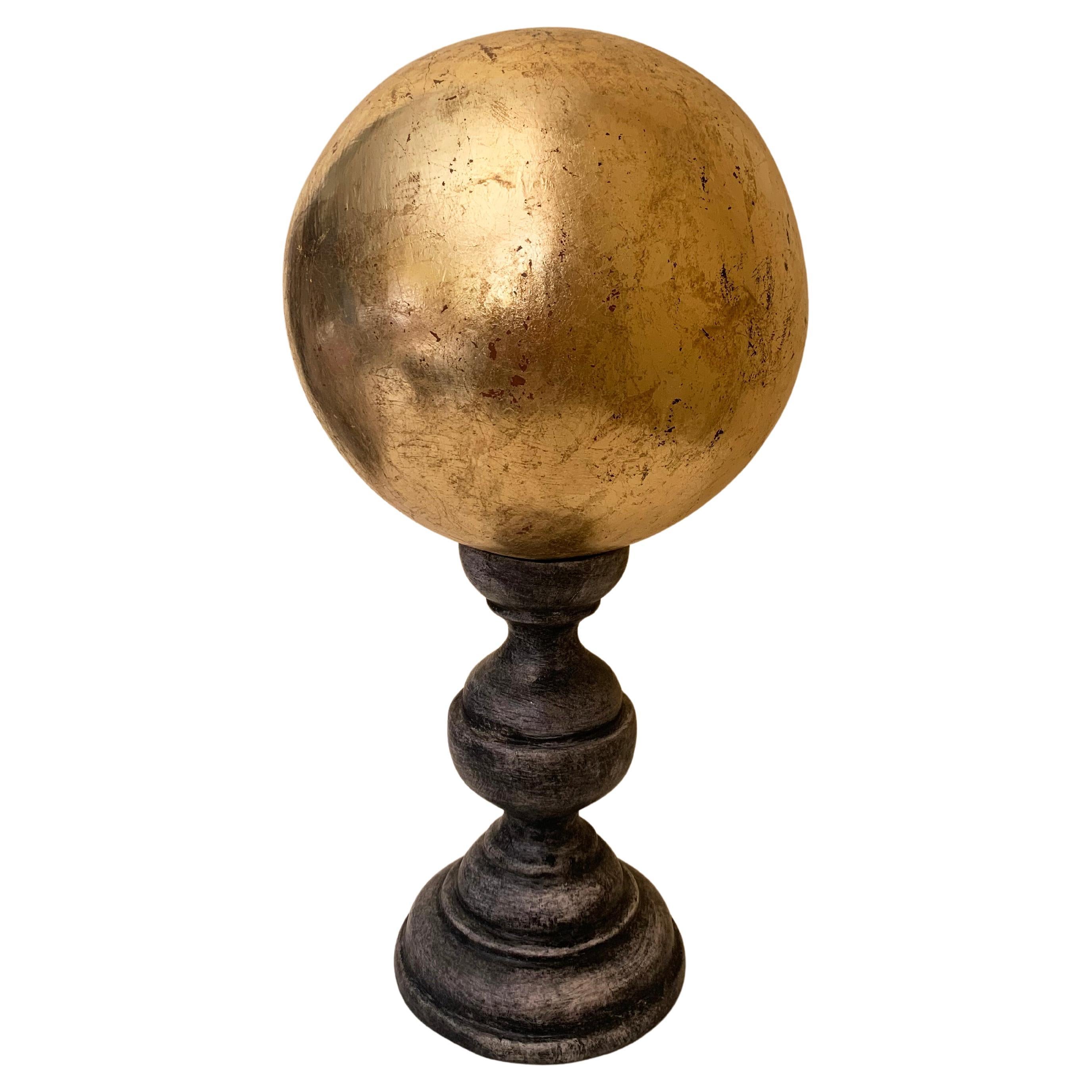 Scultura decorativa a sfera dorata della fine del XX secolo in vendita