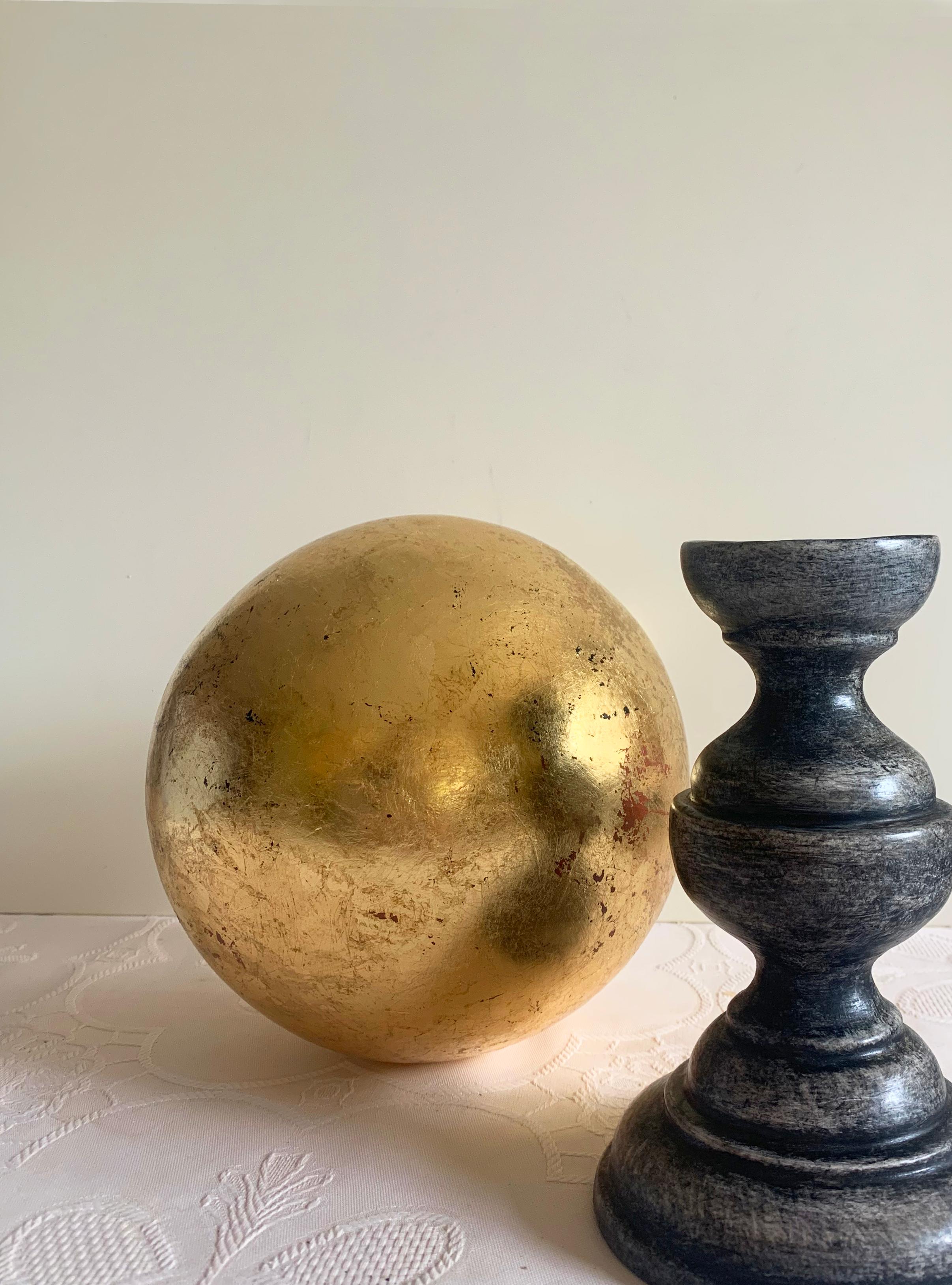 Barocco Scultura decorativa a sfera dorata della fine del XX secolo in vendita