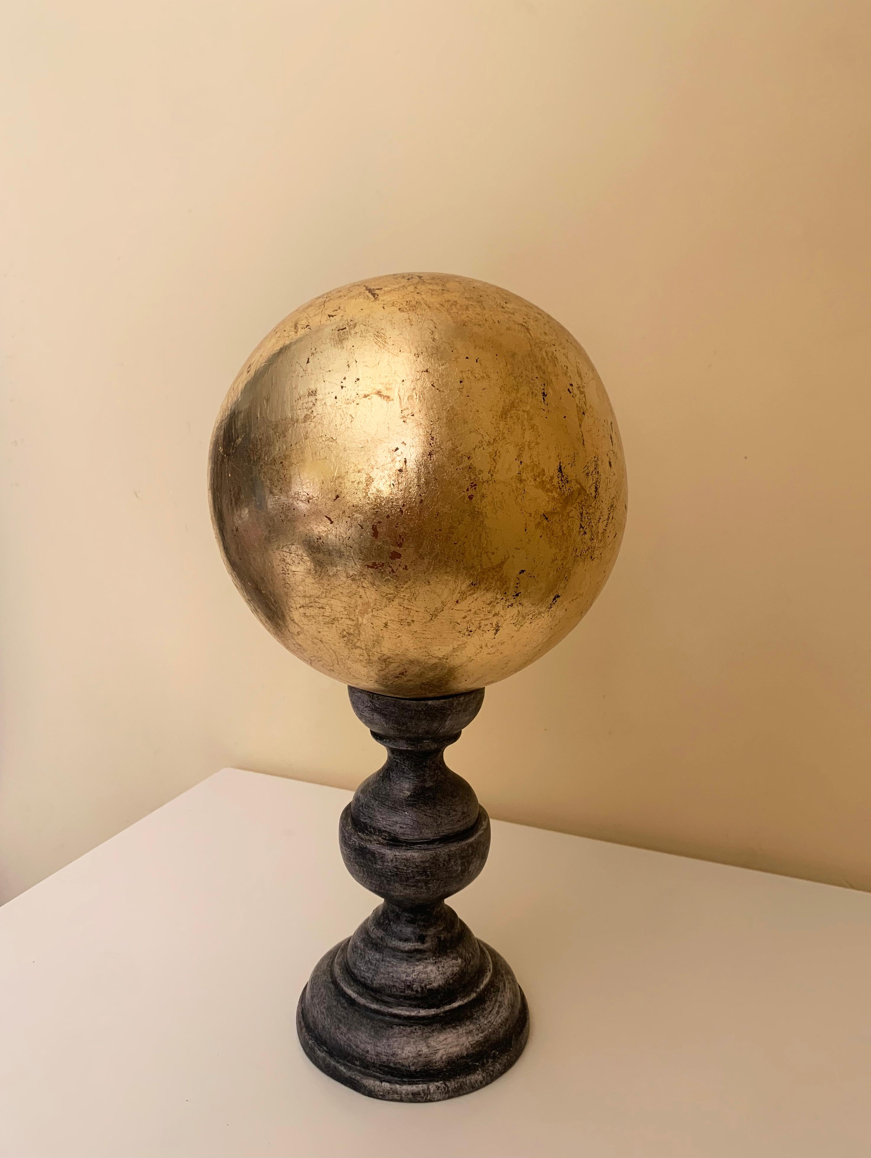 Scultura decorativa a sfera dorata della fine del XX secolo In condizioni buone in vendita a LA CELLERA DE TER, ES