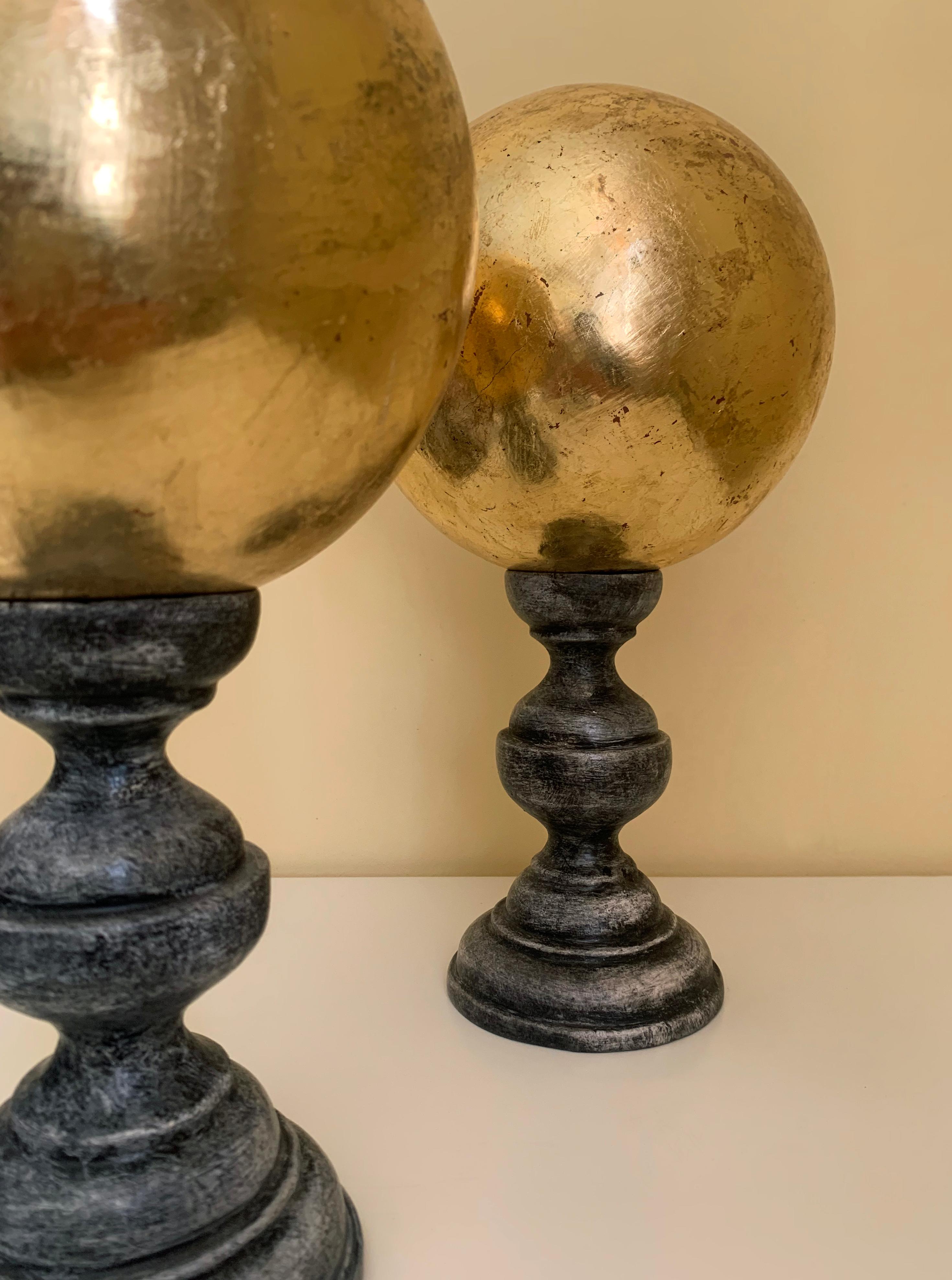 Scultura a sfera in legno dorato formata da una sfera d'oro brillante nella parte superiore e sostenuta da una base in legno grigio. Stile barocco della fine del XX secolo.  

*L'articolo è venduto come pezzo unico. Se desideri acquistare un set o
