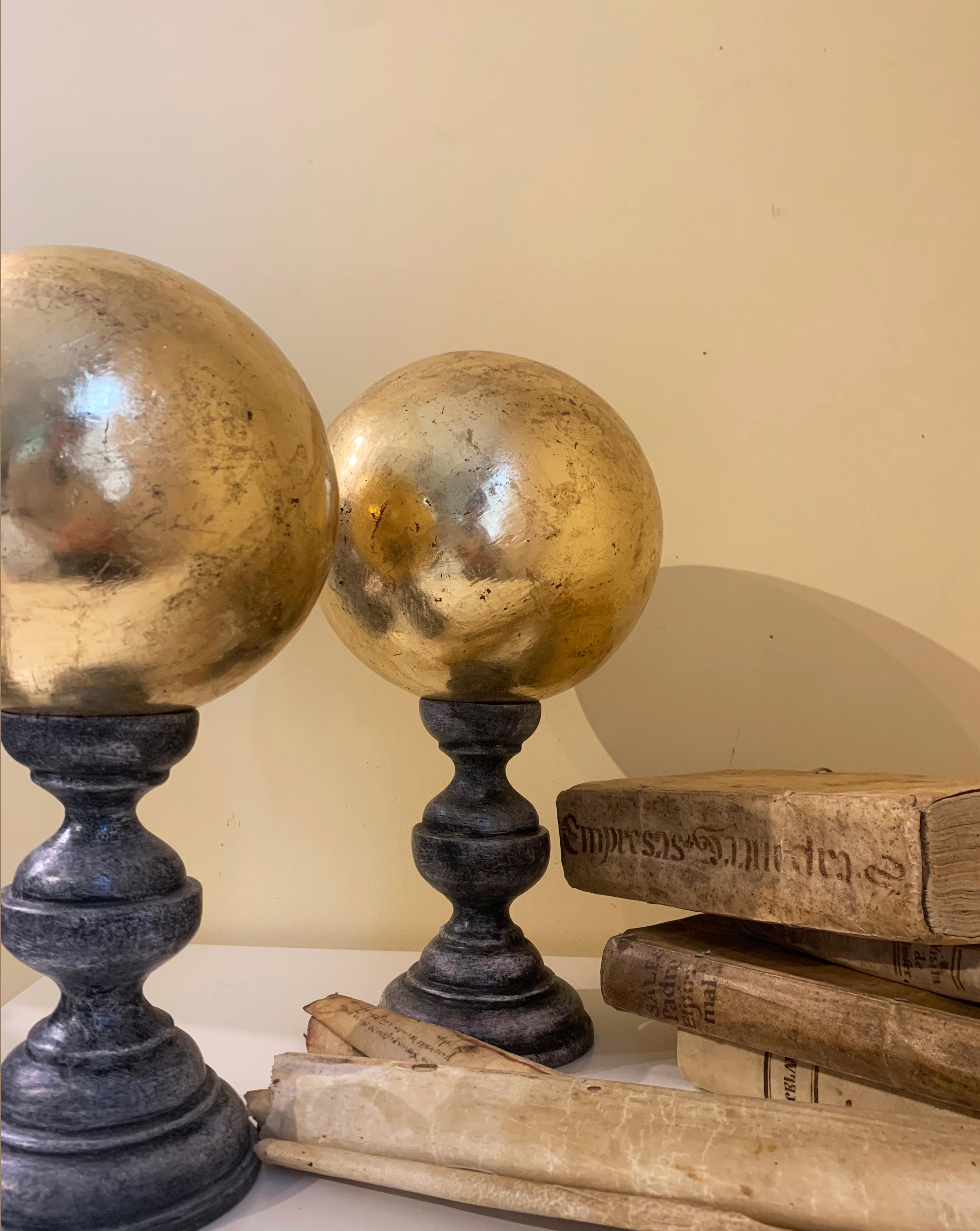 Gesso Scultura decorativa a sfera dorata della fine del XX secolo in vendita