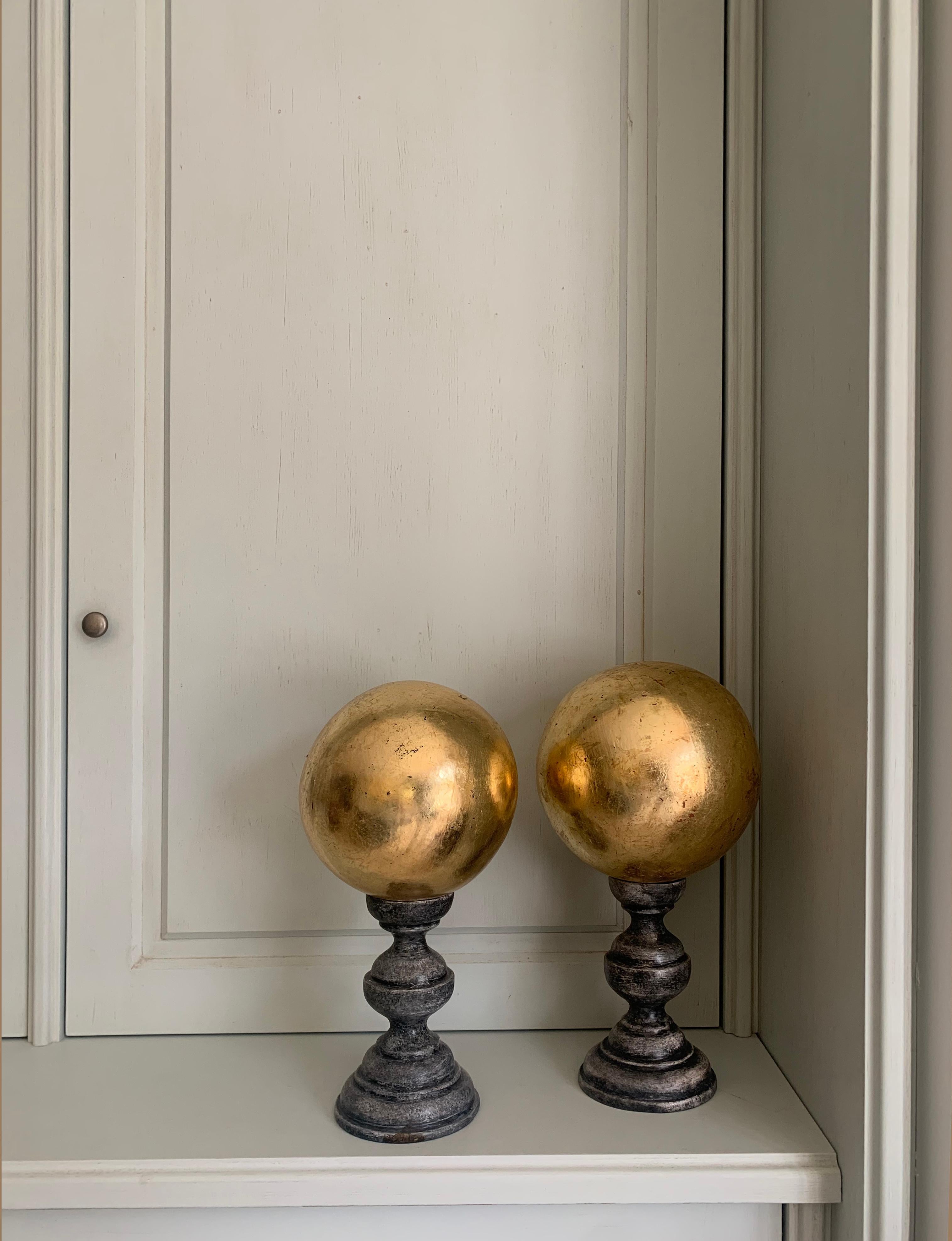 Dorato Scultura decorativa a sfera dorata della fine del XX secolo in vendita