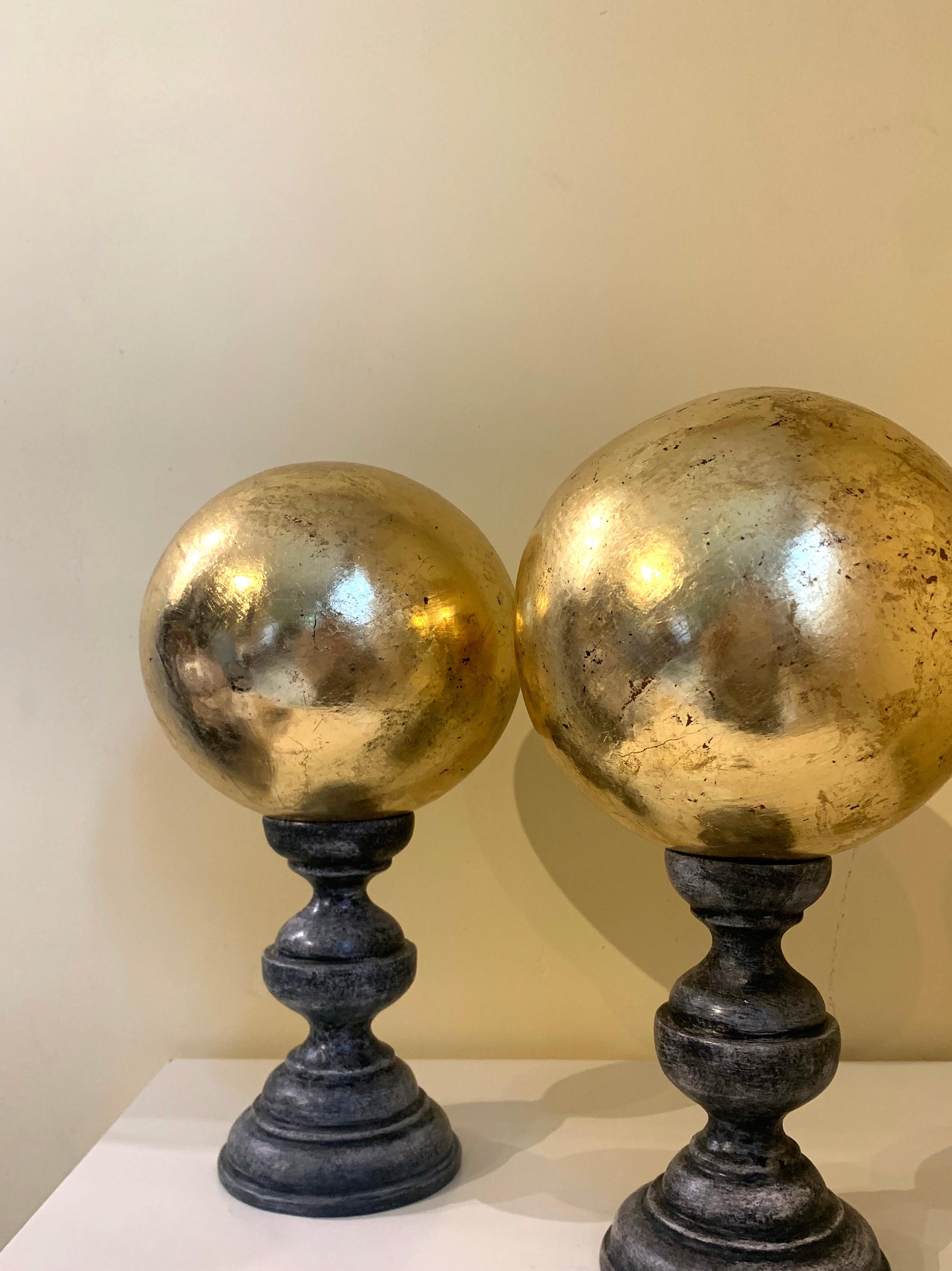 Spagnolo Scultura decorativa a sfera dorata della fine del XX secolo in vendita