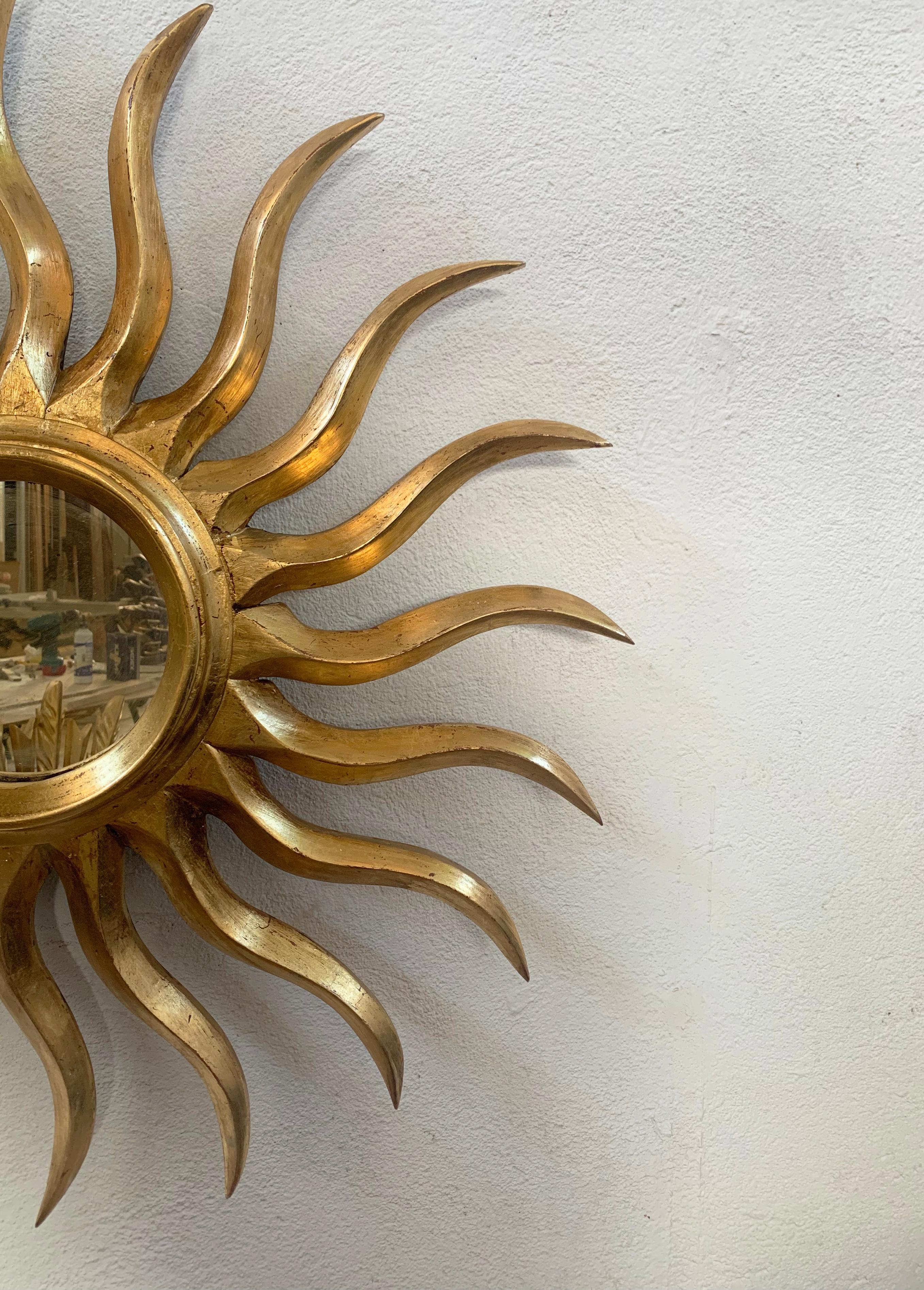 Sunburst geschnitzt Goldener Spiegel (Moderne) im Angebot