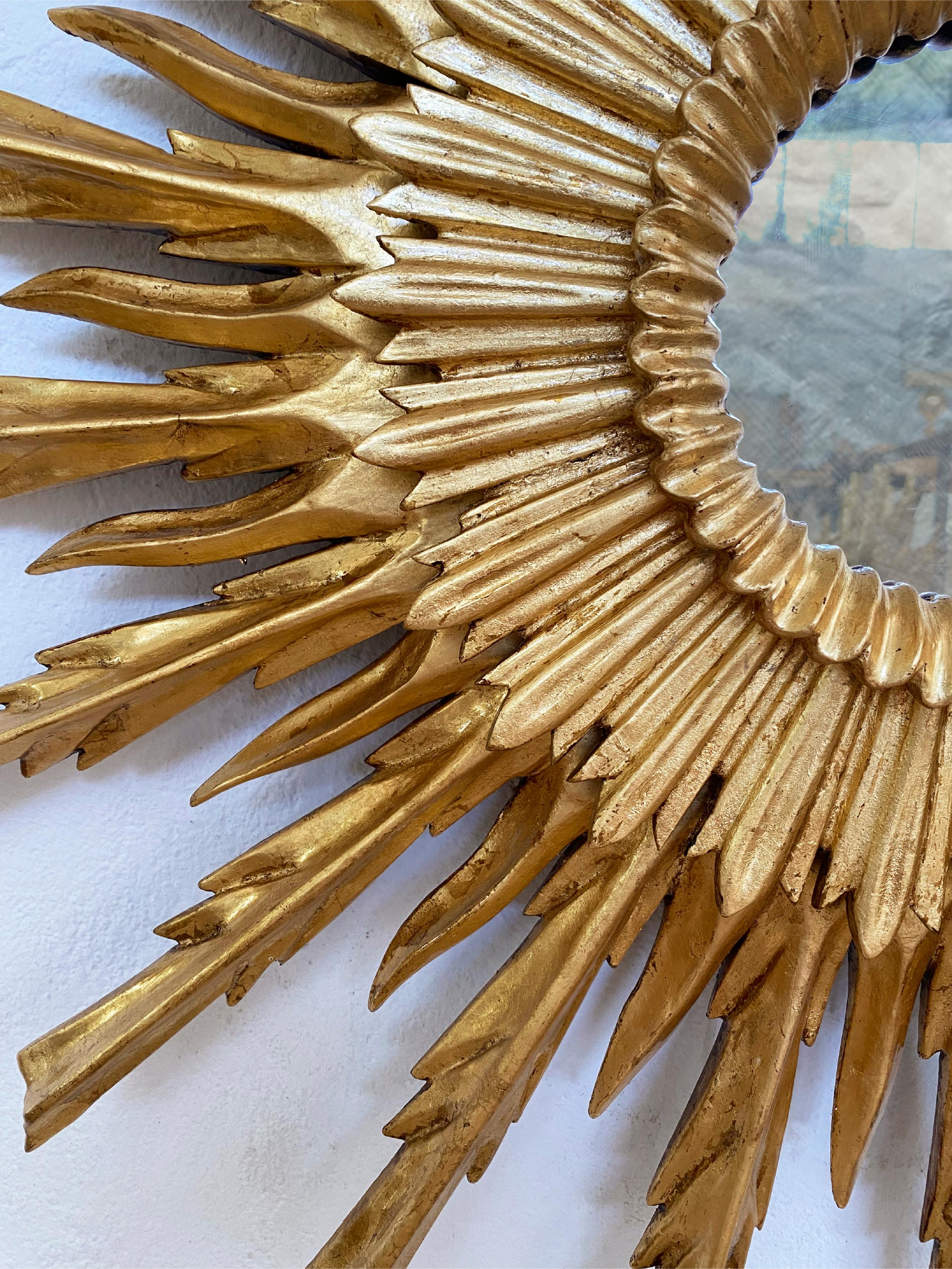 Mid-Century moderno Specchio dorato intagliato a raggi di sole della metà del XX secolo in vendita