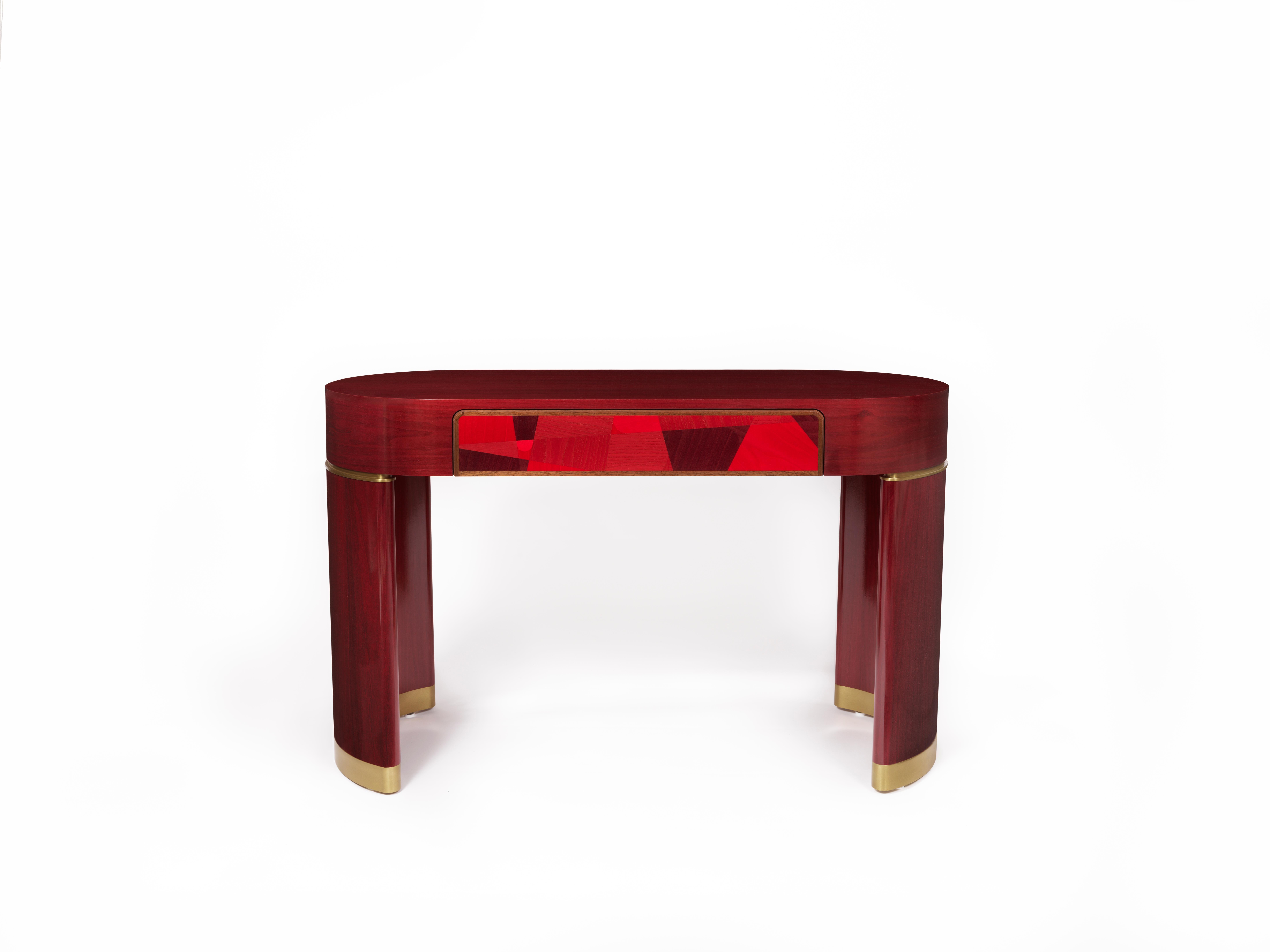 Splendido scrittoio fatto a mano, spesso utilizzato anche come toletta, A. Lancelot è elegante e morbido, con una silhouette a forma di curva, gambe ricurve, un cassetto centrale con un vassoio a scomparti all'interno e motivi di intarsio