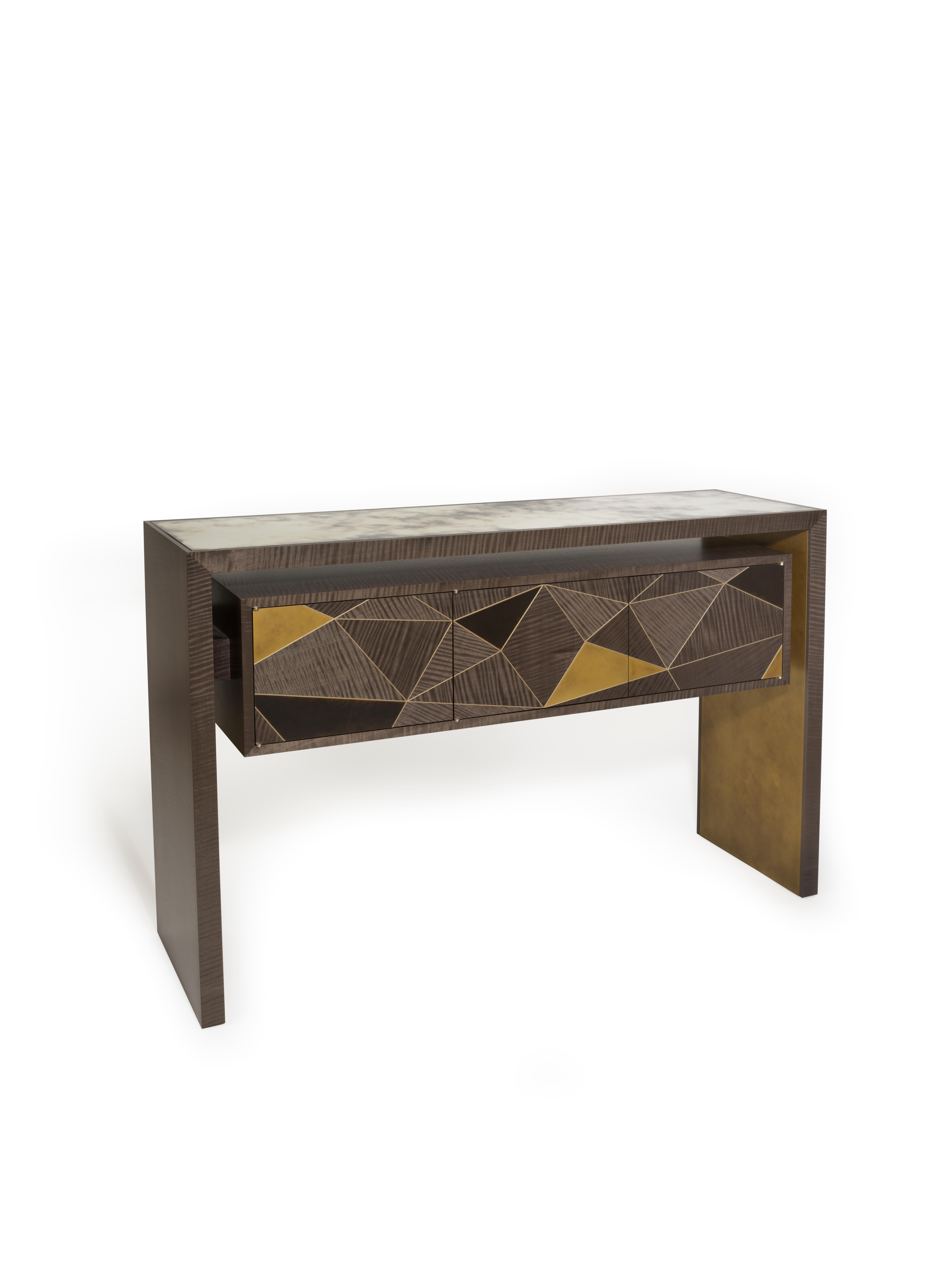 La table console Italma est fabriquée en chêne massif gris foncé, décorée d'incrustations de marqueterie en forme de triangle dans une application de métal chatoyant de patine dorée et argentée. Ce motif contemporain recouvre les trois portes avant