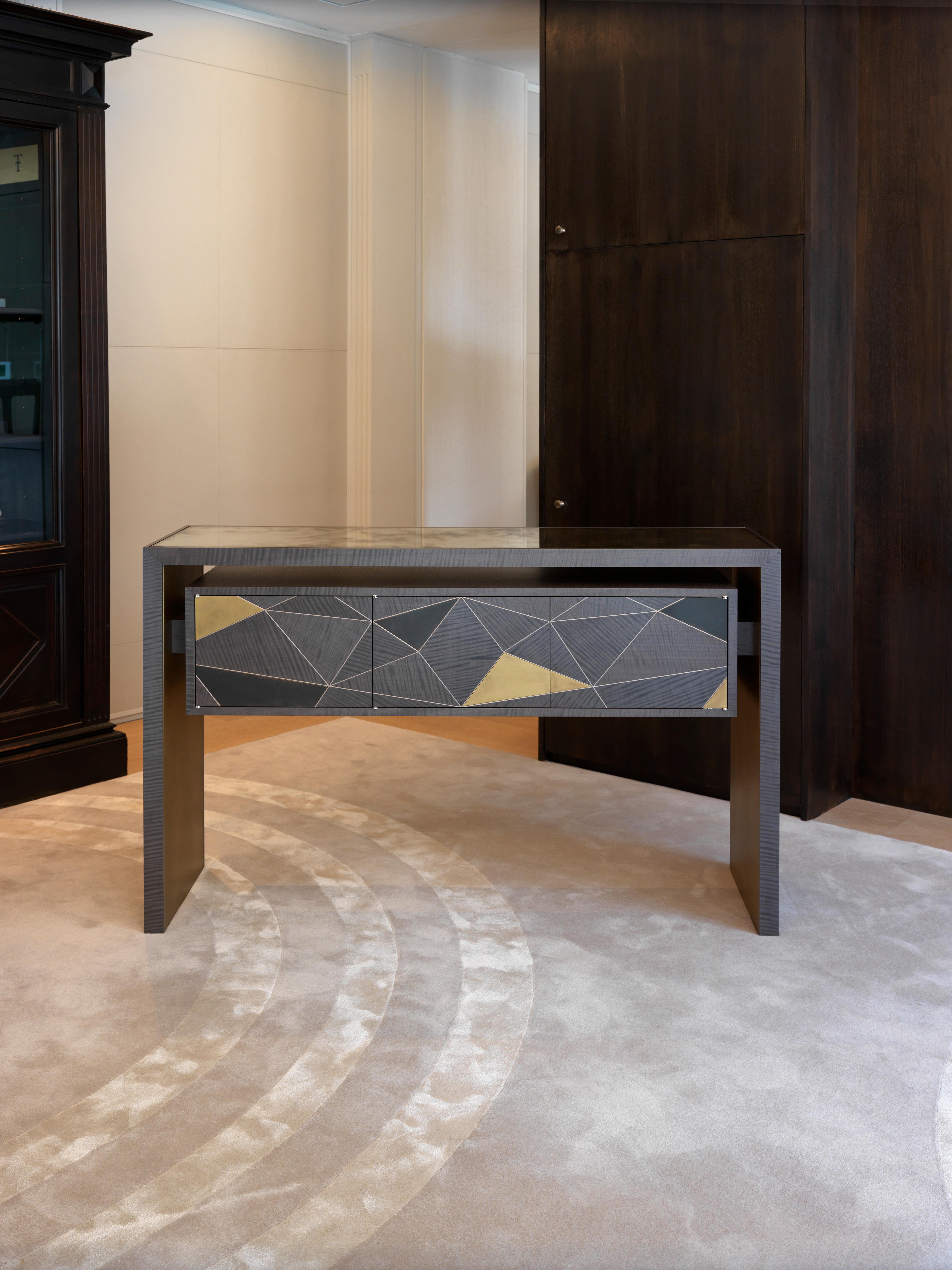 Doré Console en bois gris foncé, façade en marqueterie, 3 portes et plateau miroir en vente