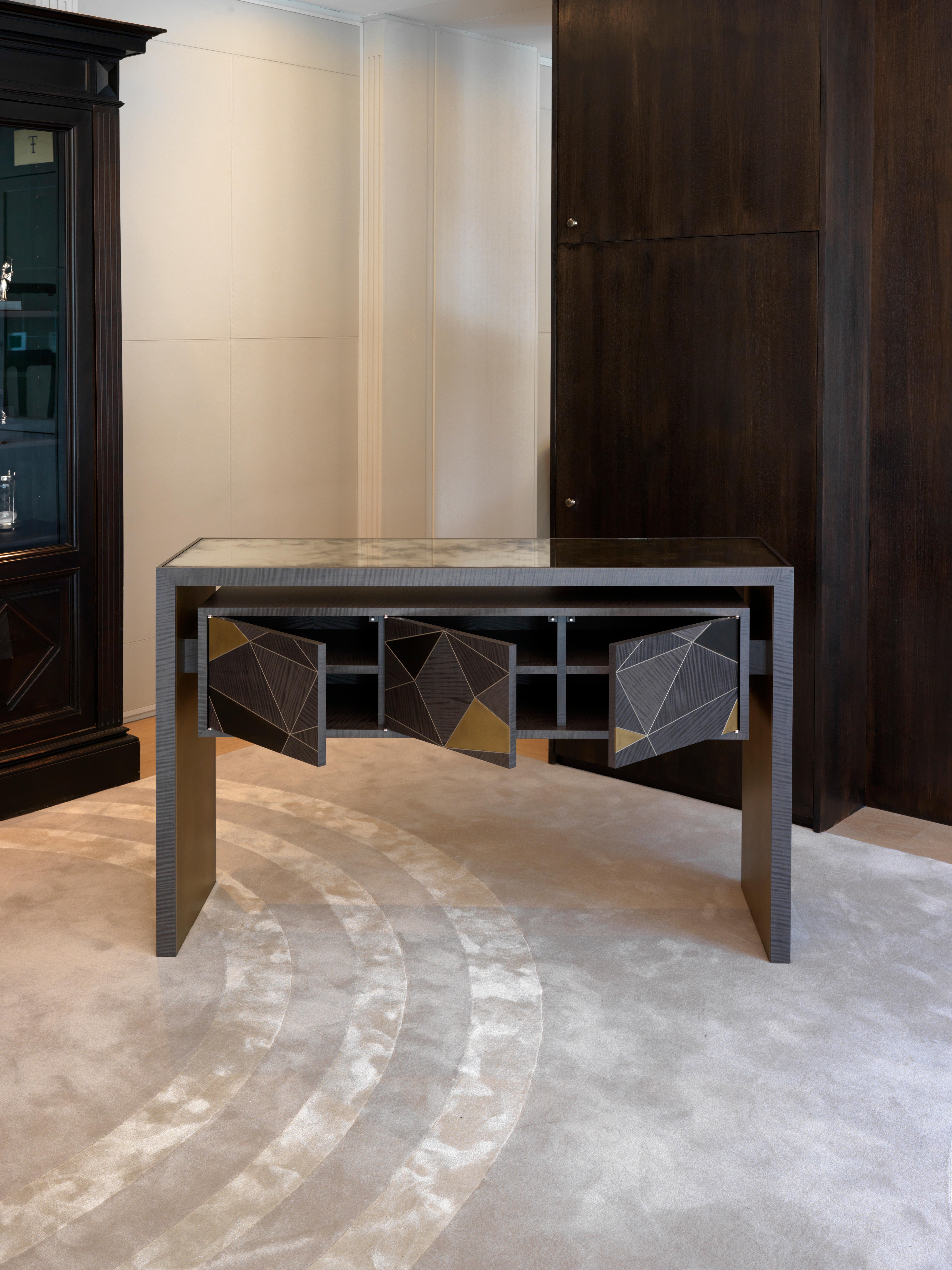 Britannique Console en bois gris foncé, façade en marqueterie, 3 portes et plateau miroir en vente