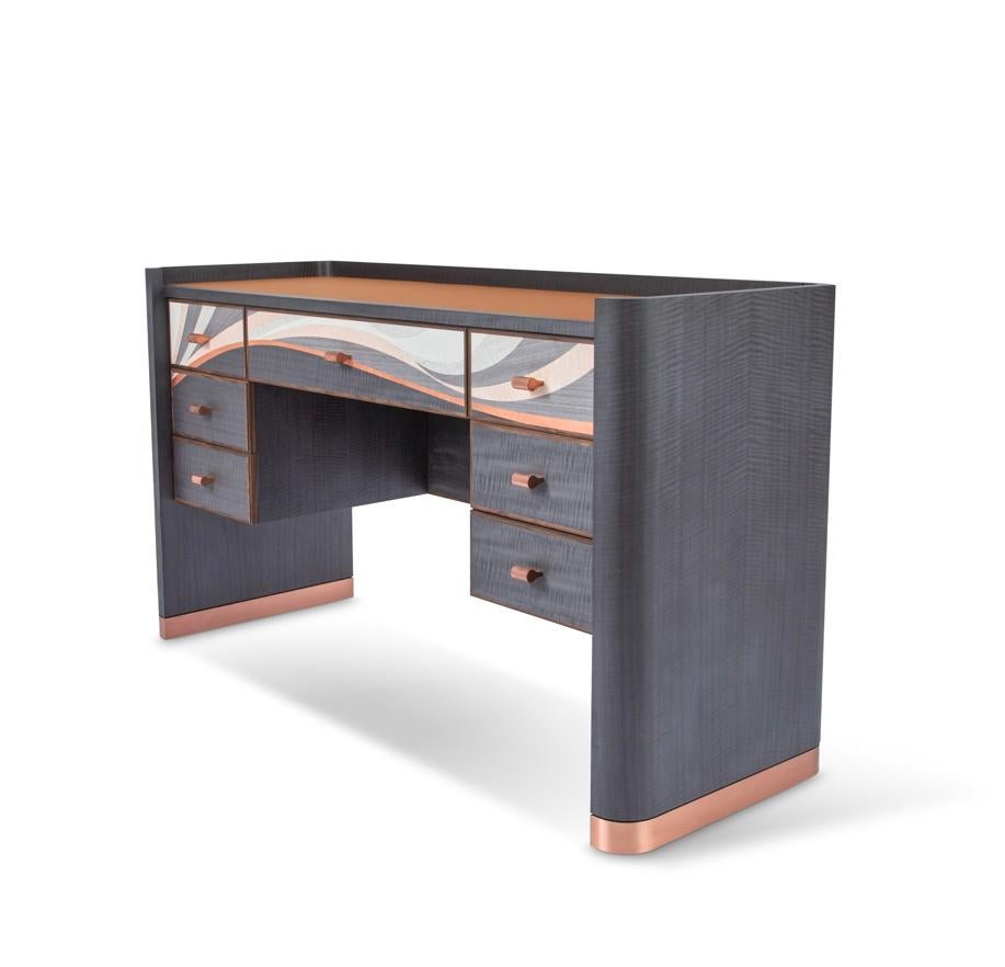 Emilio ist ein vielseitiges Möbelstück, das aus einer luxuriösen Mischung aus Intarsienholzfurnieren, massivem Naturholz und Bronze besteht. Emilio ist so konzipiert, dass er in Ihrem Ankleidezimmer die Hauptrolle spielt oder einfach Ihren Büroraum