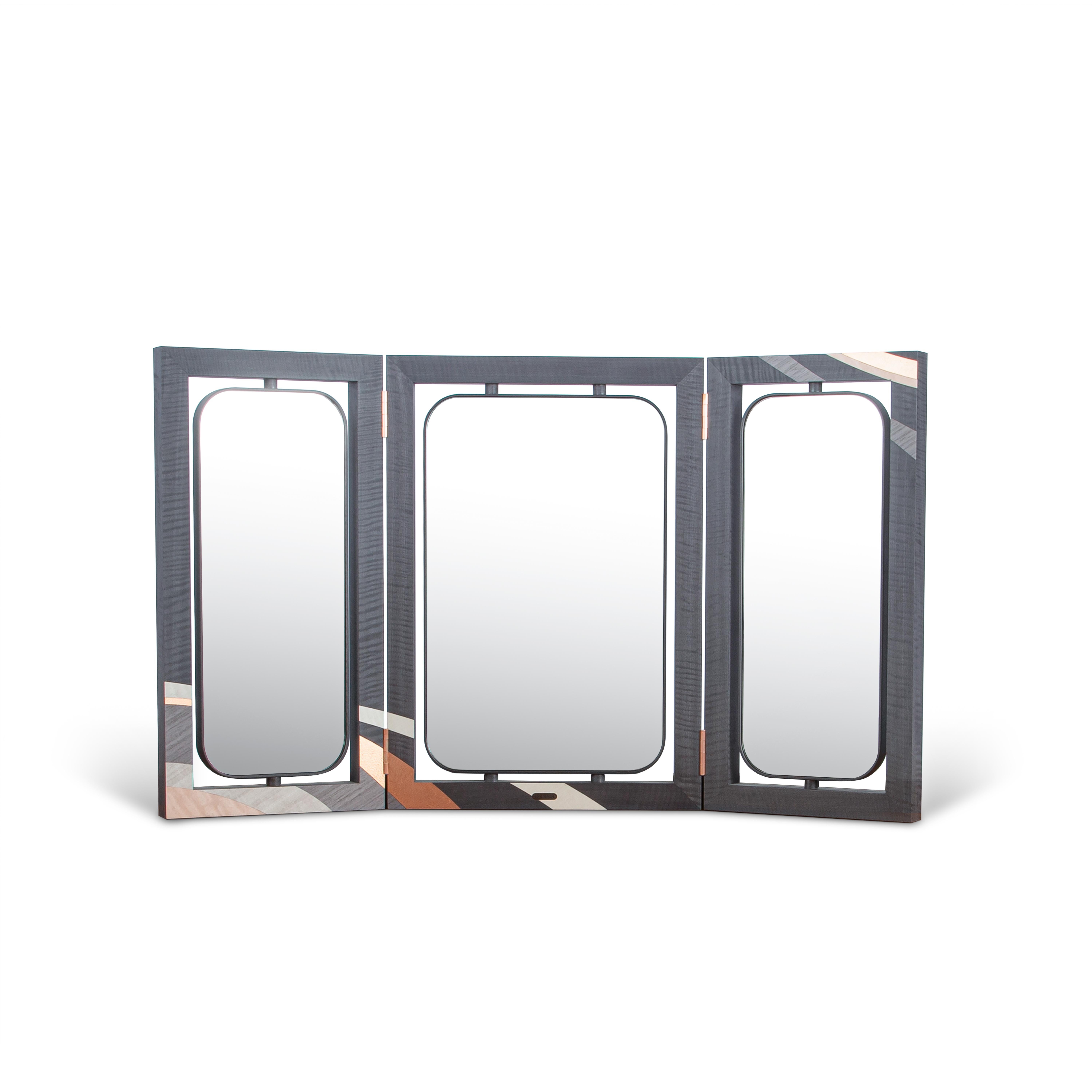 Le miroir Emilio est fabriqué dans le même bois gris ondulé foncé que la coiffeuse Emilio, tandis que des bandes d'incrustations décoratives incurvées en marqueterie ornent ses trois sections de miroir.  

Des incrustations faites à la main dans des