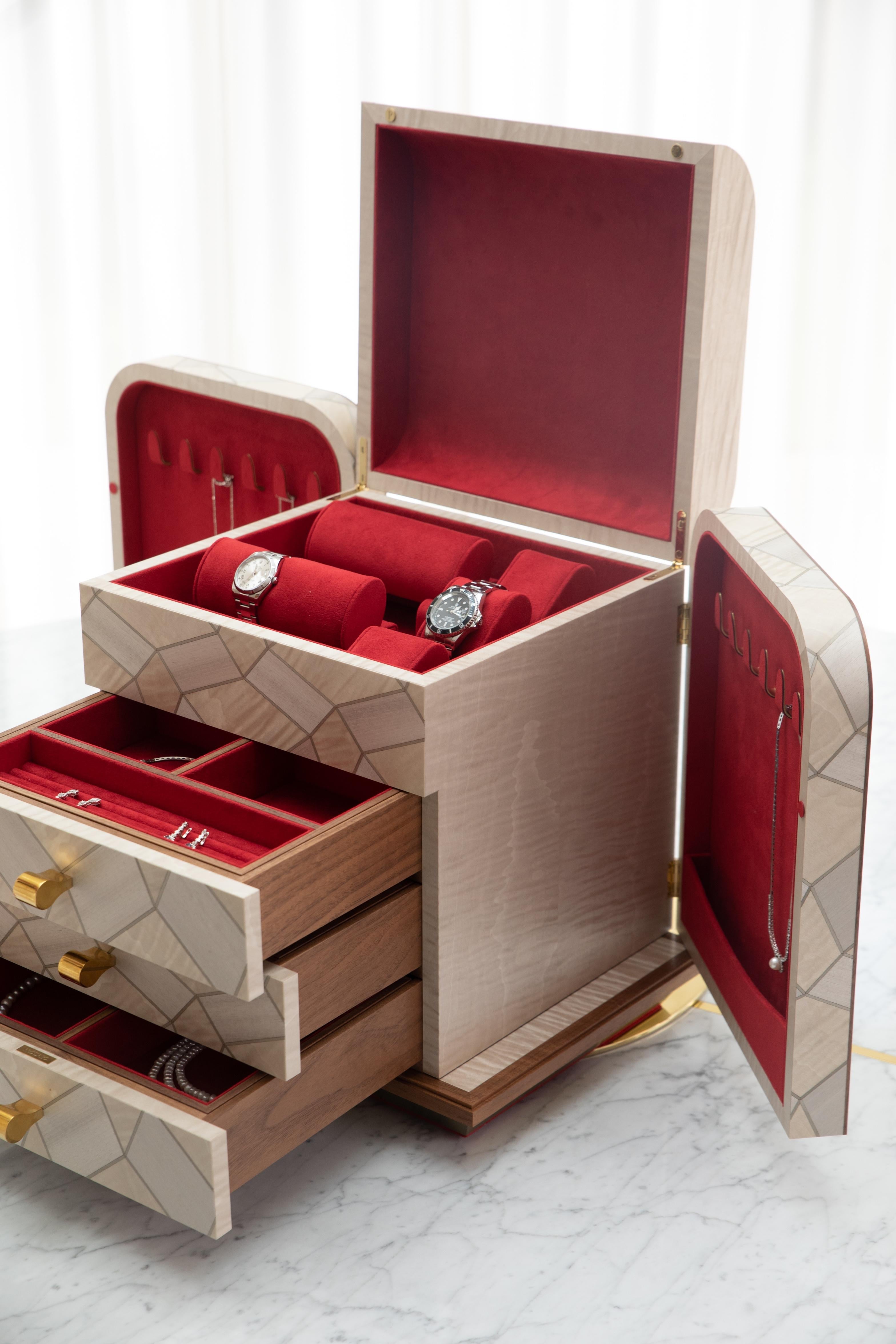 Die von Procreo entworfene Schmuckschatulle Adura Perle ist garantiert ein Blickfang auf Ihrem Schminktisch, in Ihrem begehbaren Kleiderschrank oder in jedem anderen Raum, in dem Sie sie aufstellen möchten. 

Das Design von Adura verbindet seine