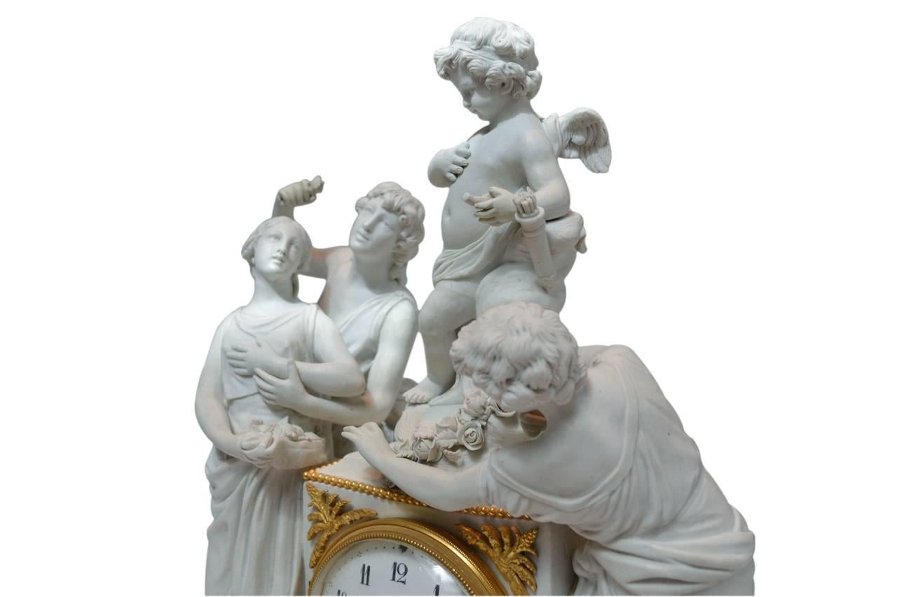 Doré Horloge de Sèvres en porcelaine biscuit en vente