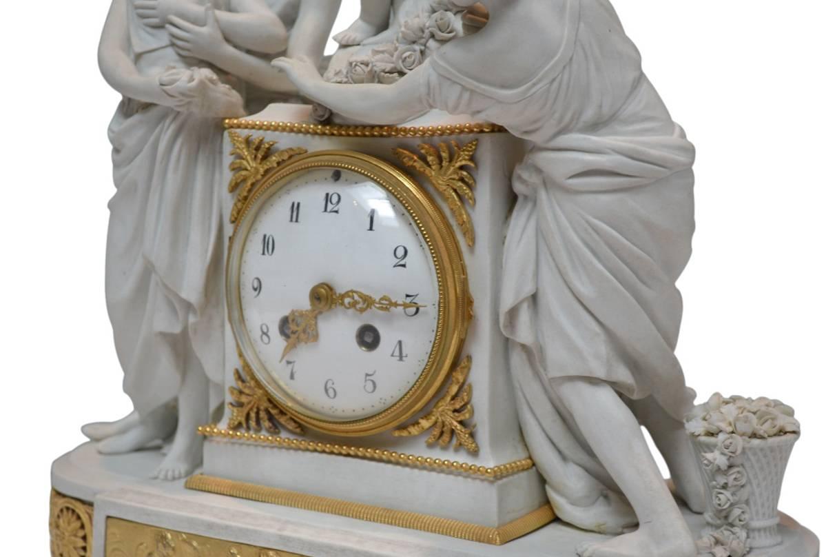 Milieu du XIXe siècle Horloge de Sèvres en porcelaine biscuit en vente